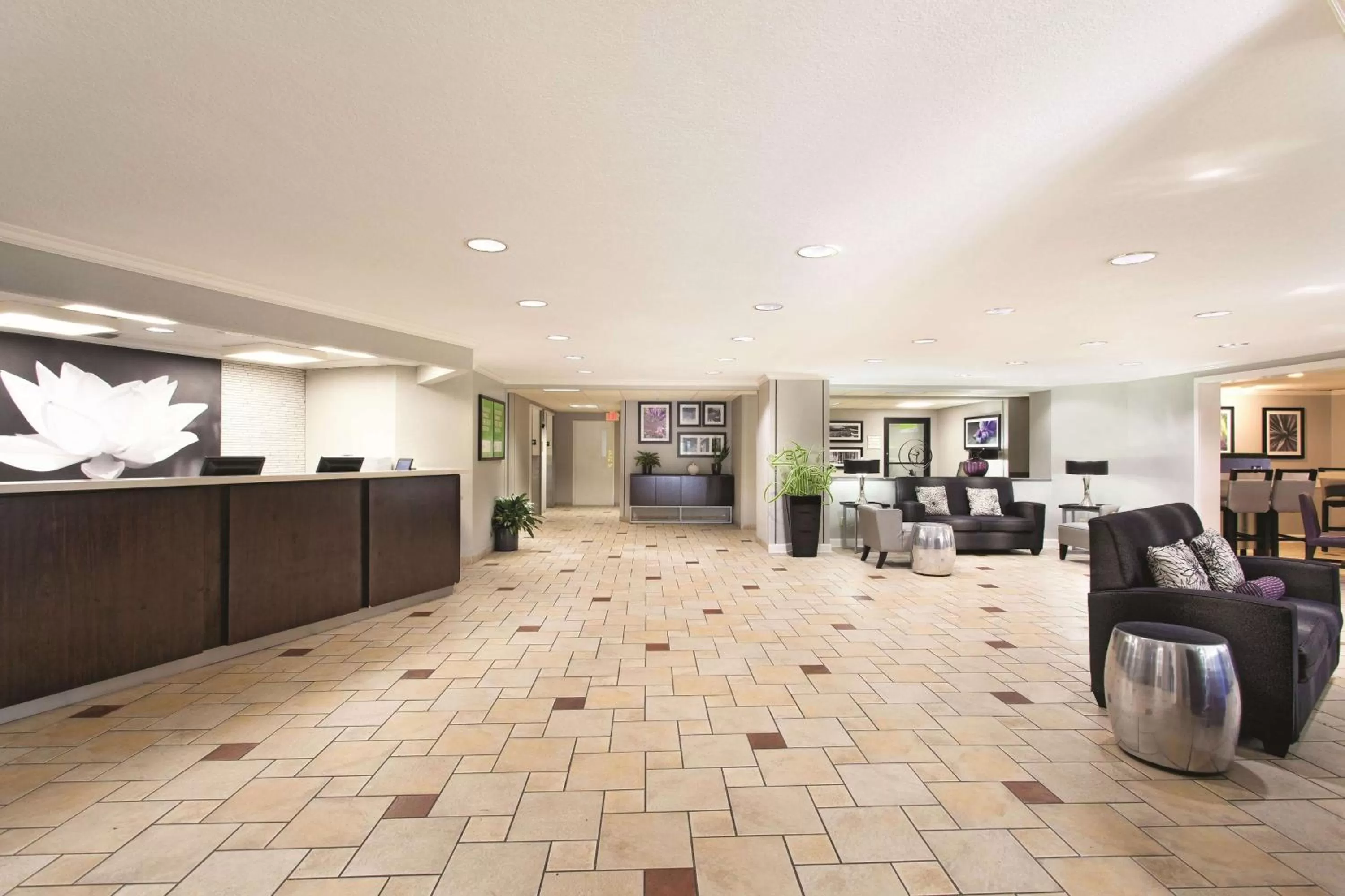 Lobby or reception in La Quinta by Wyndham Miami Airport East