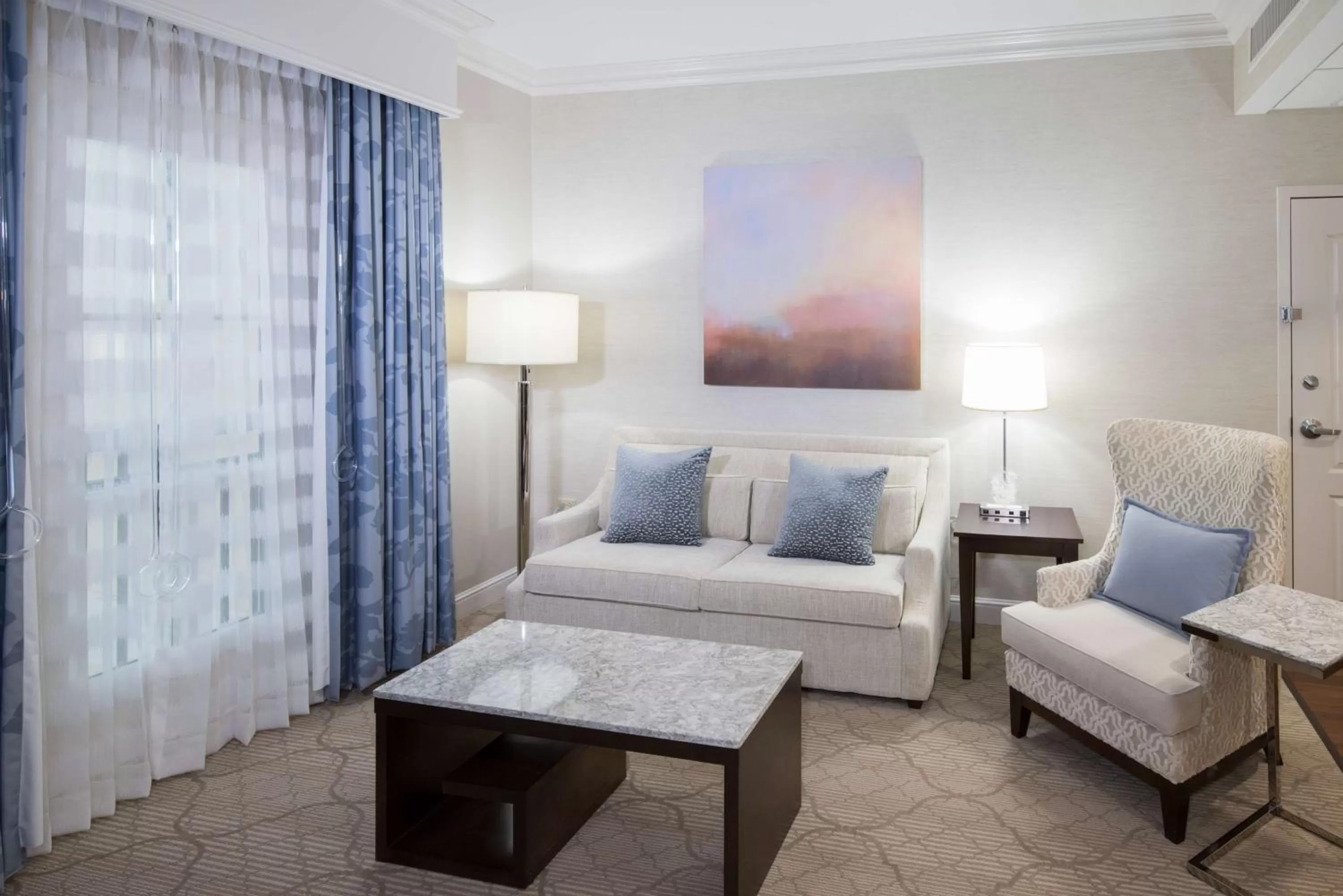 Living room, Bed in Hampton Inn & Suites South Park at Phillips Place