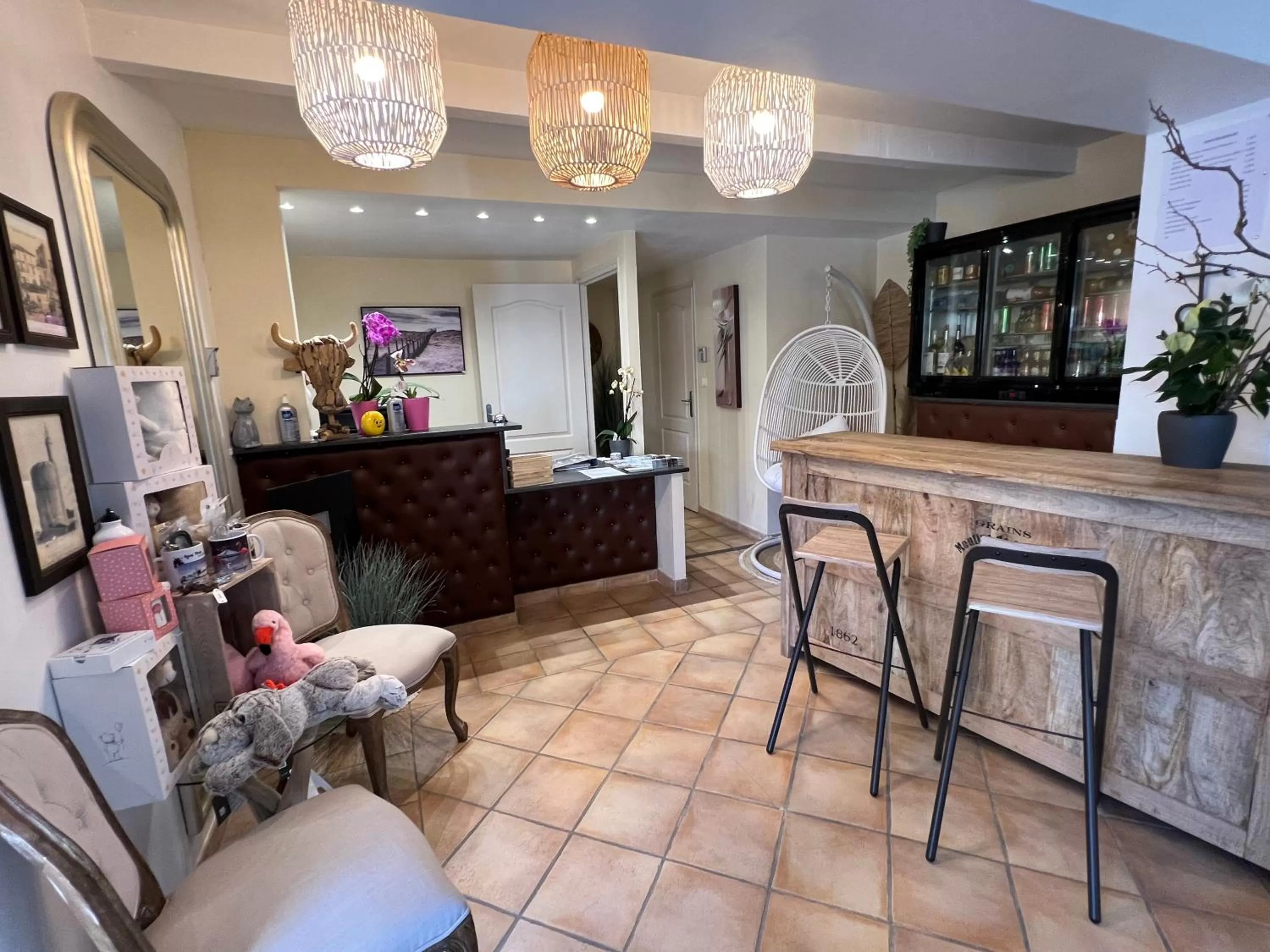 Lobby or reception in Hôtel Le Médiéval - Parking inclus & accueil vélo