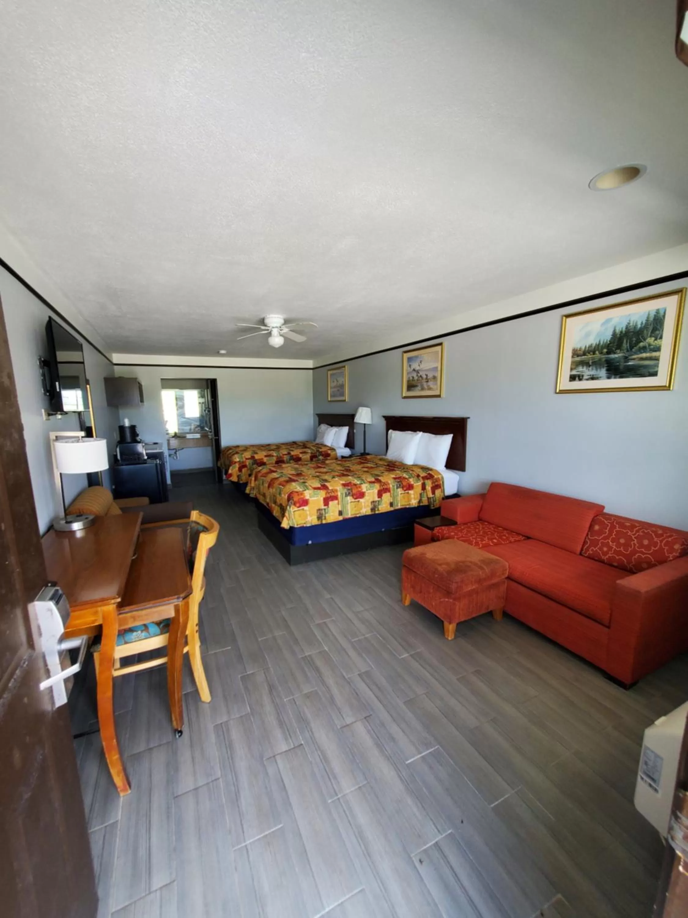 Deluxe Inn and Suites