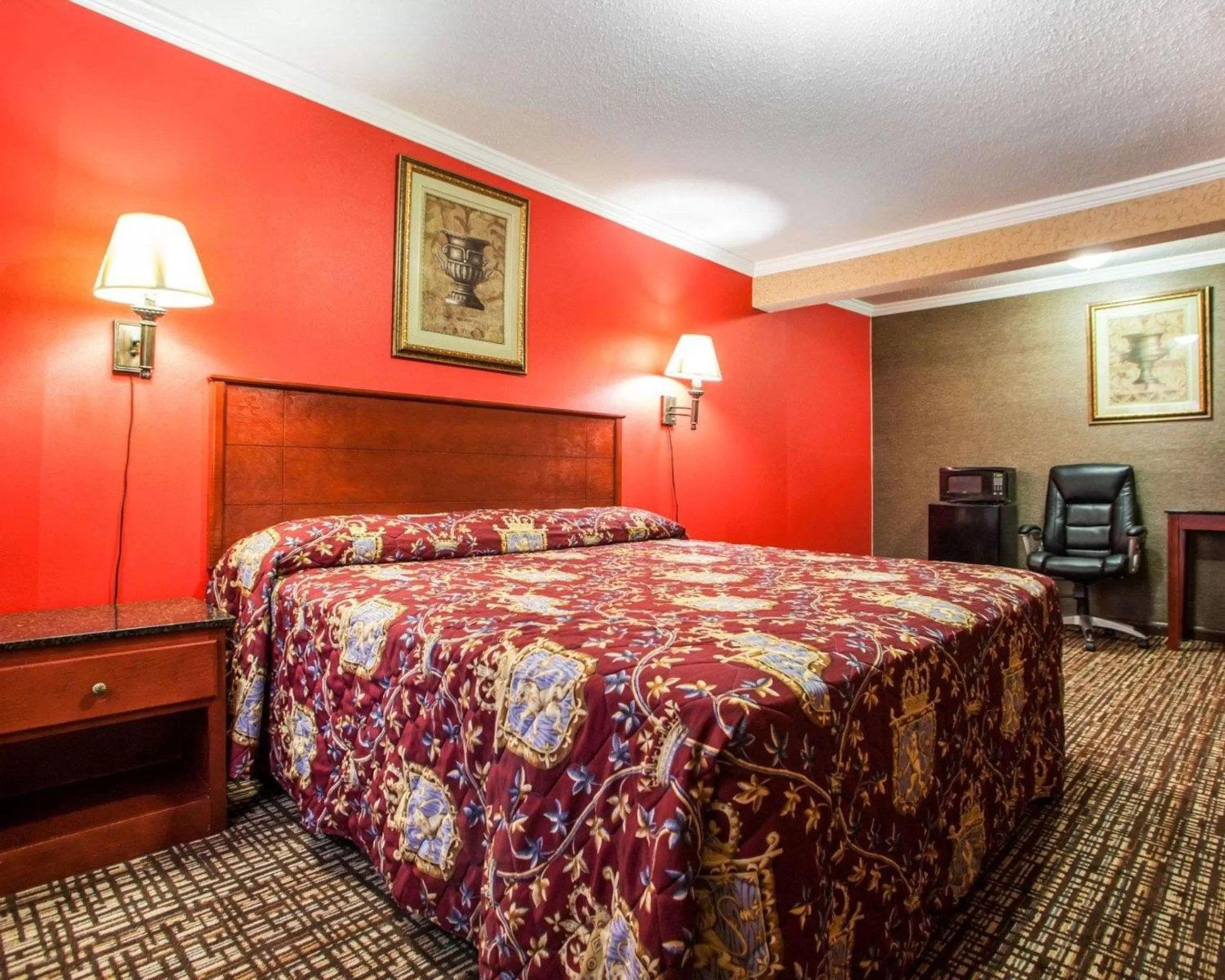 Photo of the whole room, Bed in Rodeway Inn Paterson Great Falls Park Area