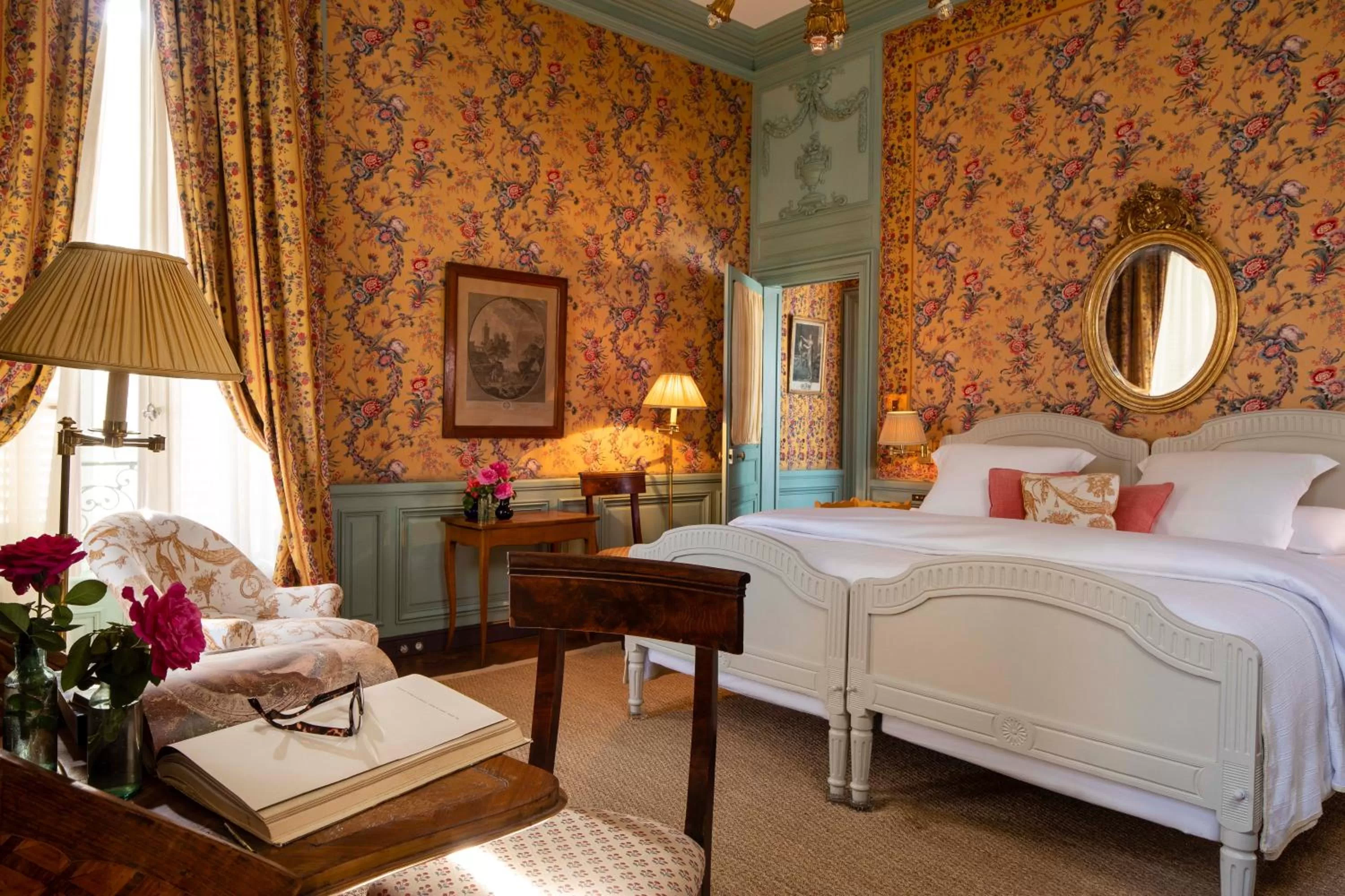 Photo of the whole room, Bed in La Mirande