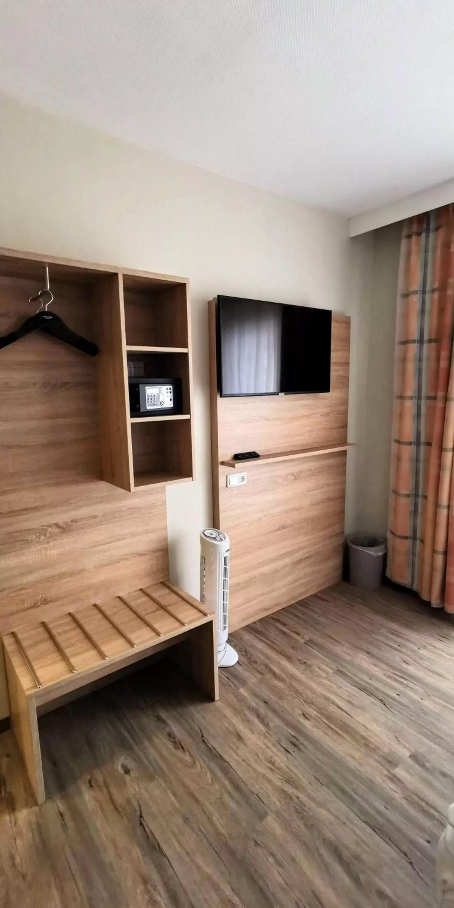 Photo of the whole room, TV/Entertainment Center in Zum Winzermännle