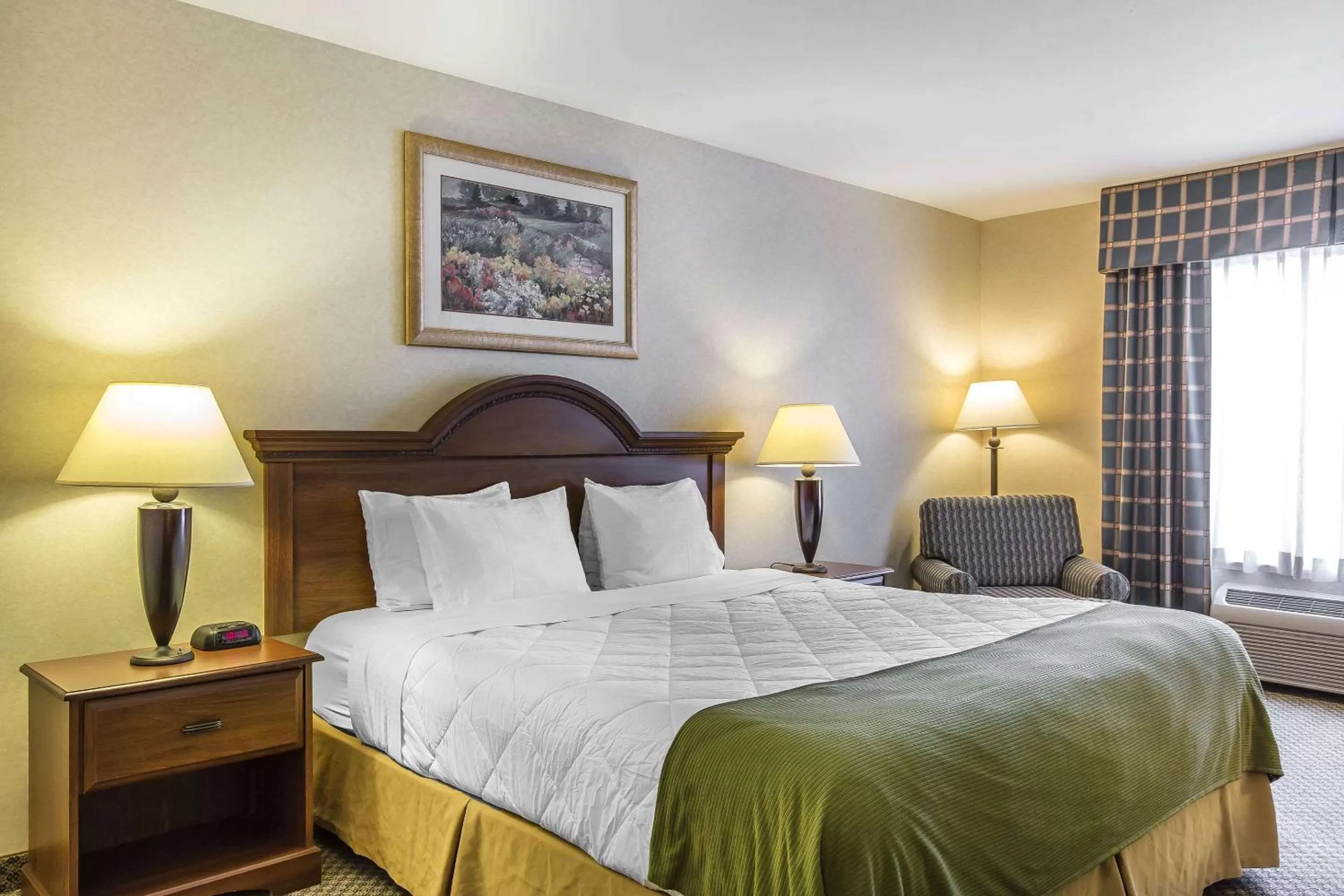 Photo of the whole room, Bed in Oasis Inn & Suites 29 Palms Hotel Joshua Tree National Park