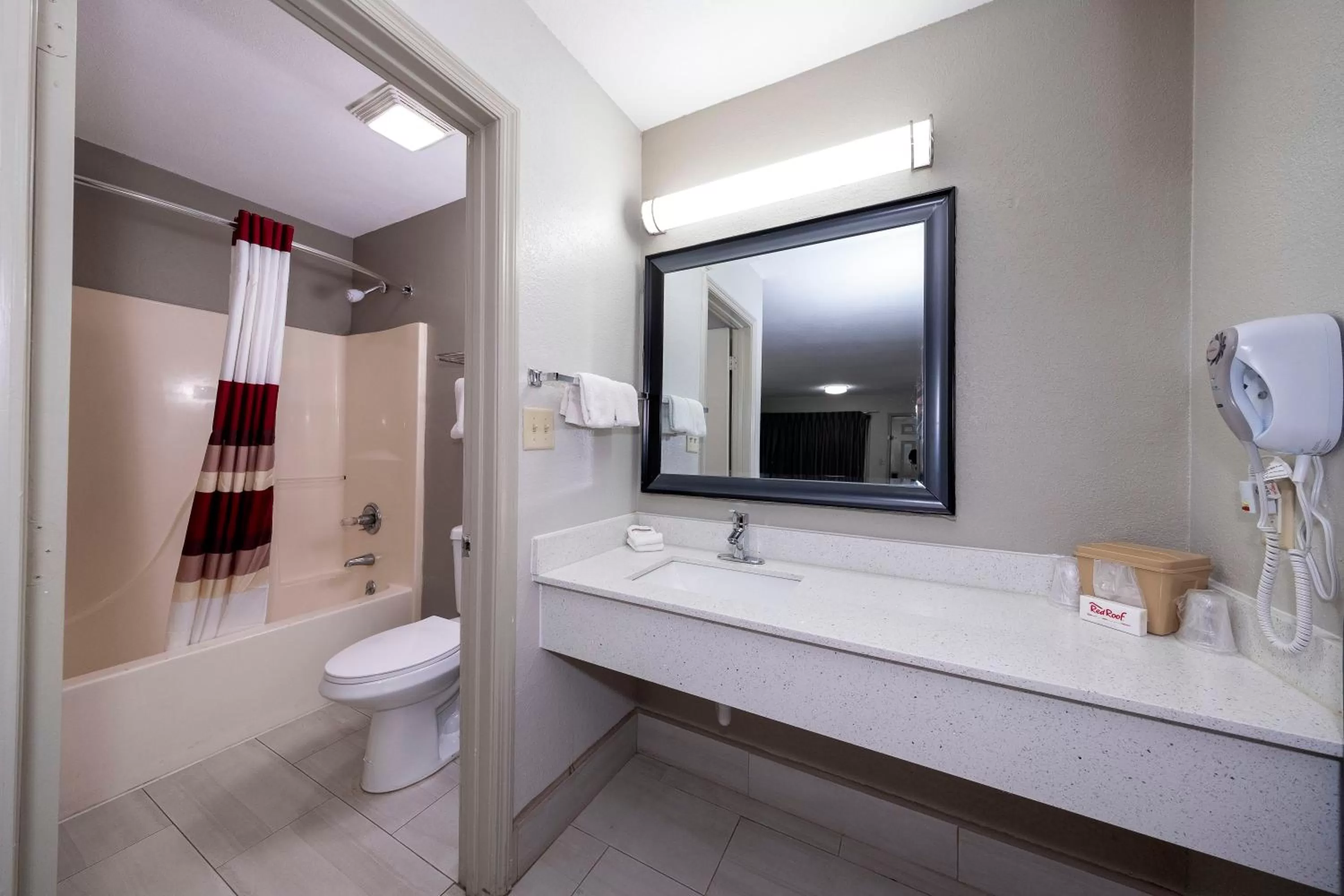 Bathroom in Red Roof Inn Bay Minette