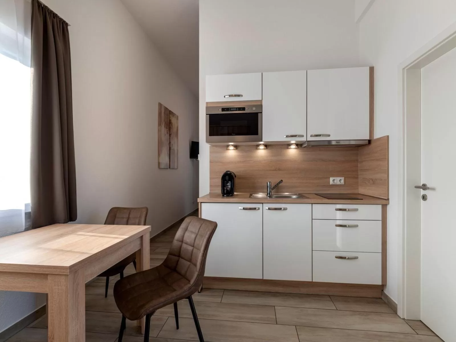 Kitchen/Kitchenette in GLEUEL INN - digital hotel & serviced apartments & boardinghouse mit voll ausgestatteten Küchen