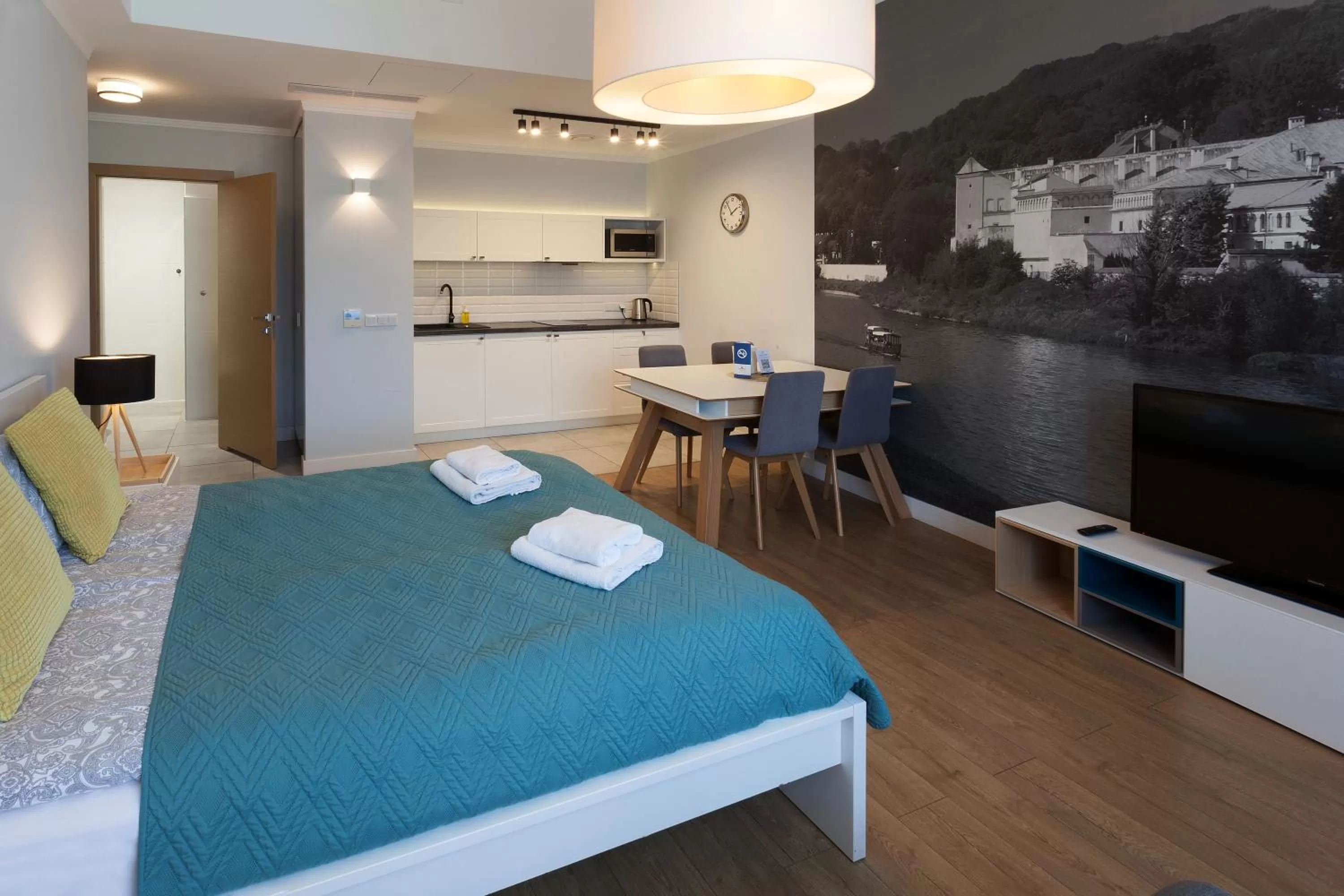 Kitchen or kitchenette, Bed in Riverside Aparthotel Cracow