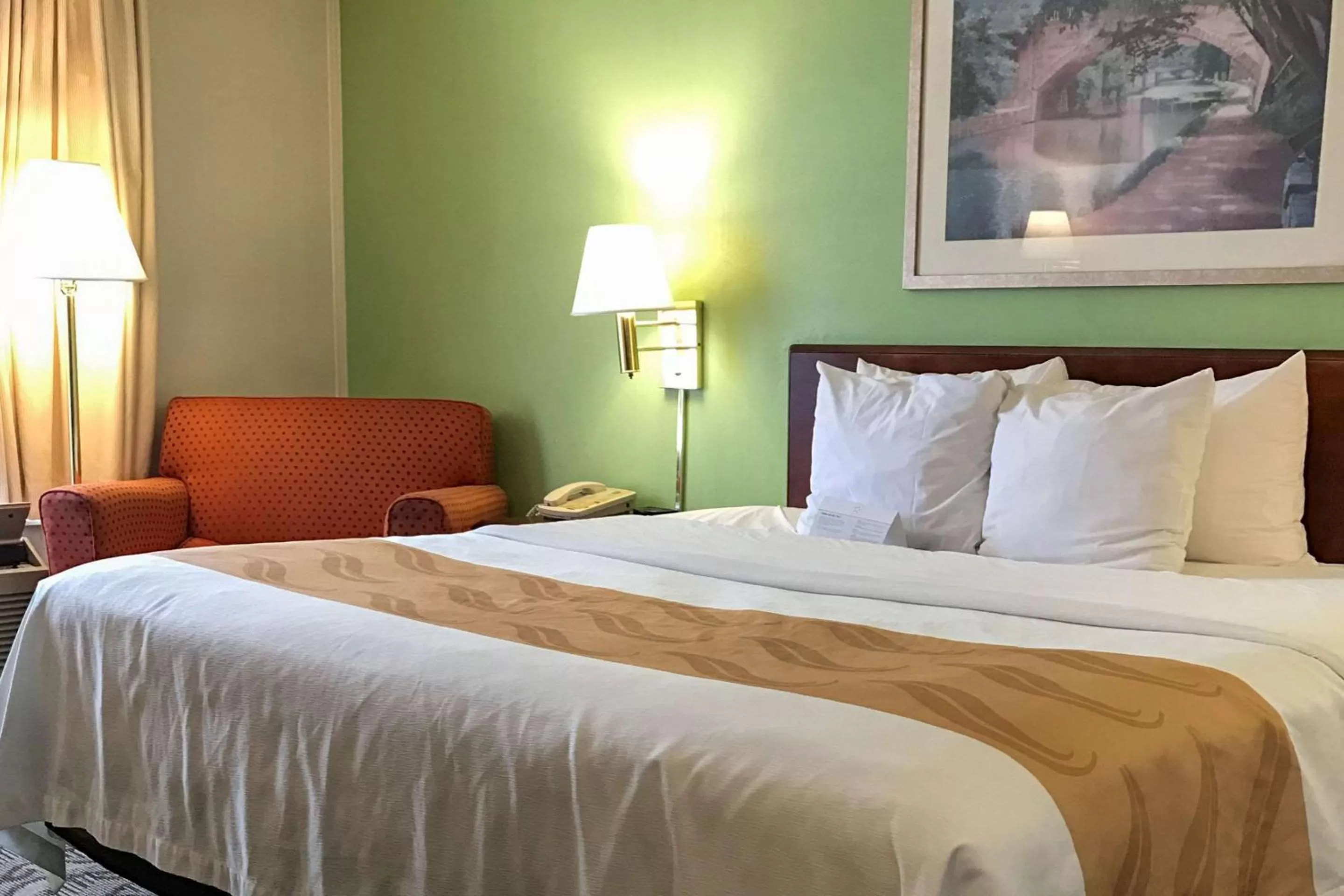 Photo of the whole room, Bed in Quality Inn Holland - Toledo