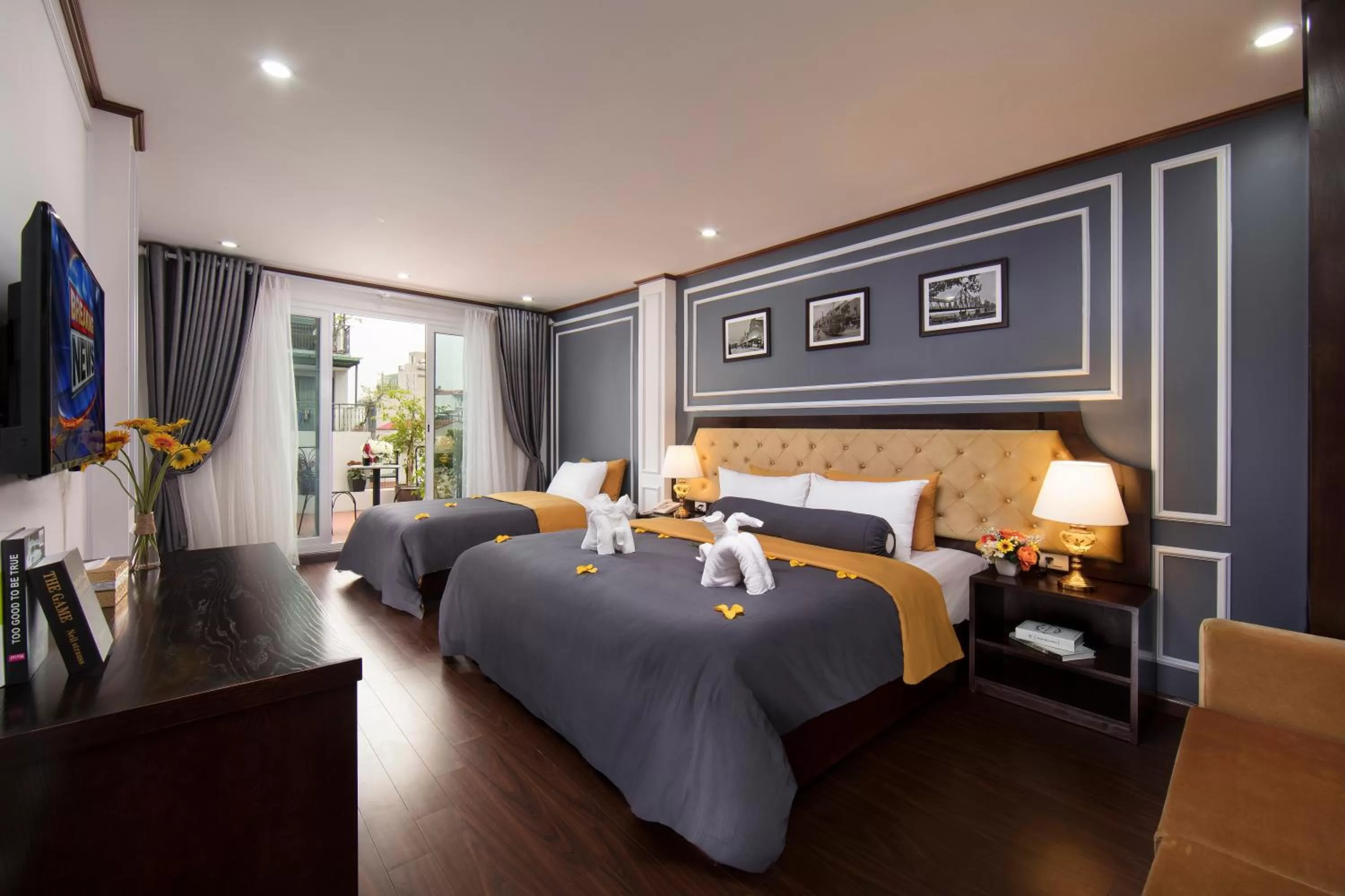 Living room, Bed in MayFlower Hotel- Central Old Quarter