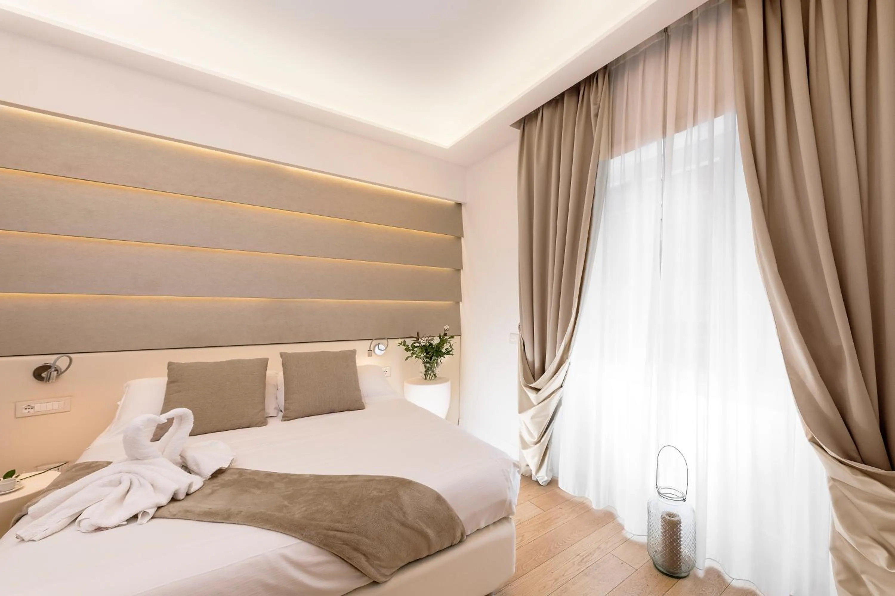 Bedroom, Bed in Vatican Style