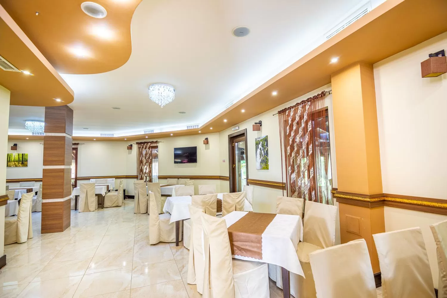 Restaurant/places to eat in Eco Hotel Momata