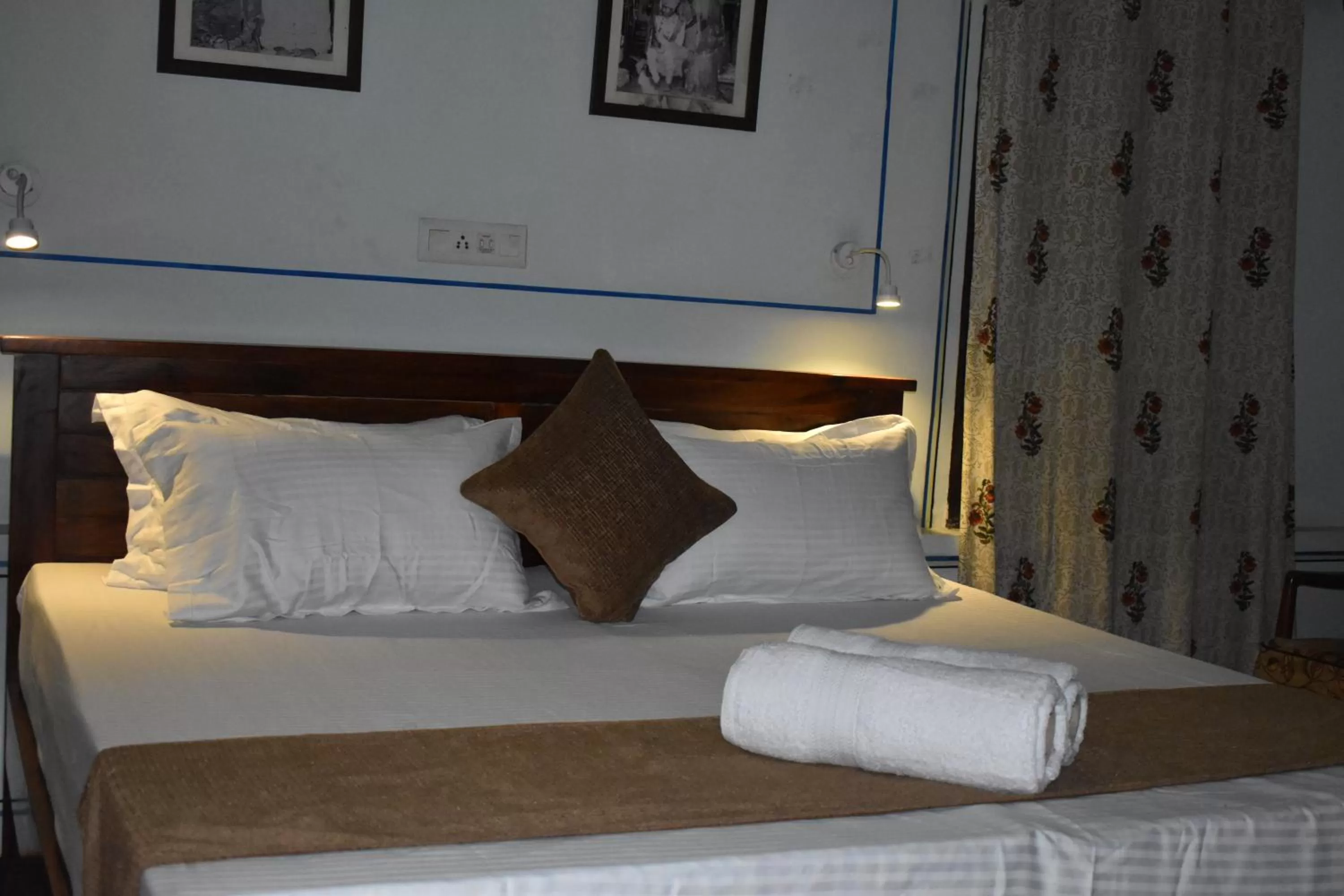 Bedroom, Bed in Hotel Nawal Sagar Palace - Bundi