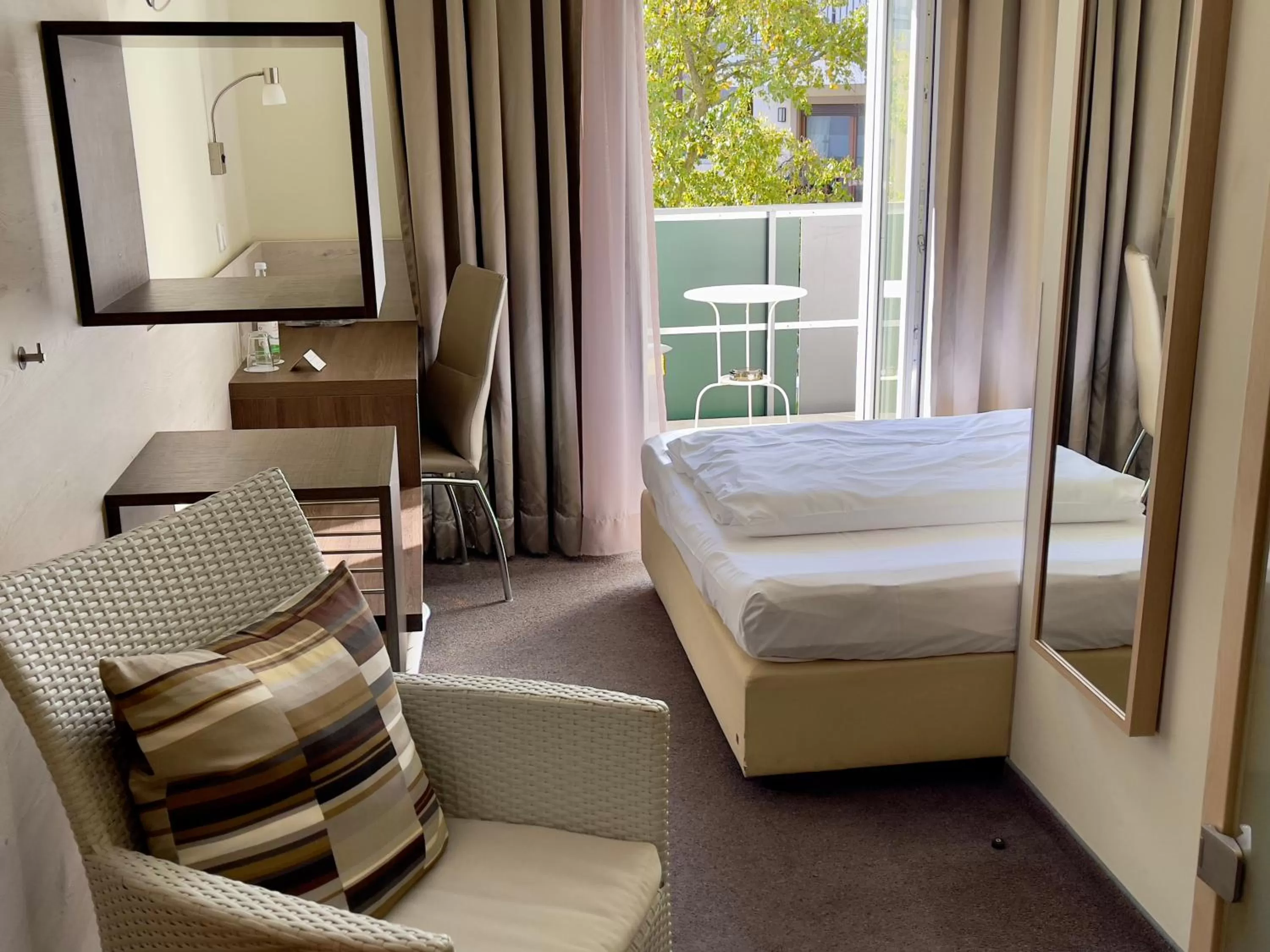 Photo of the whole room, Bed in Hotel Central