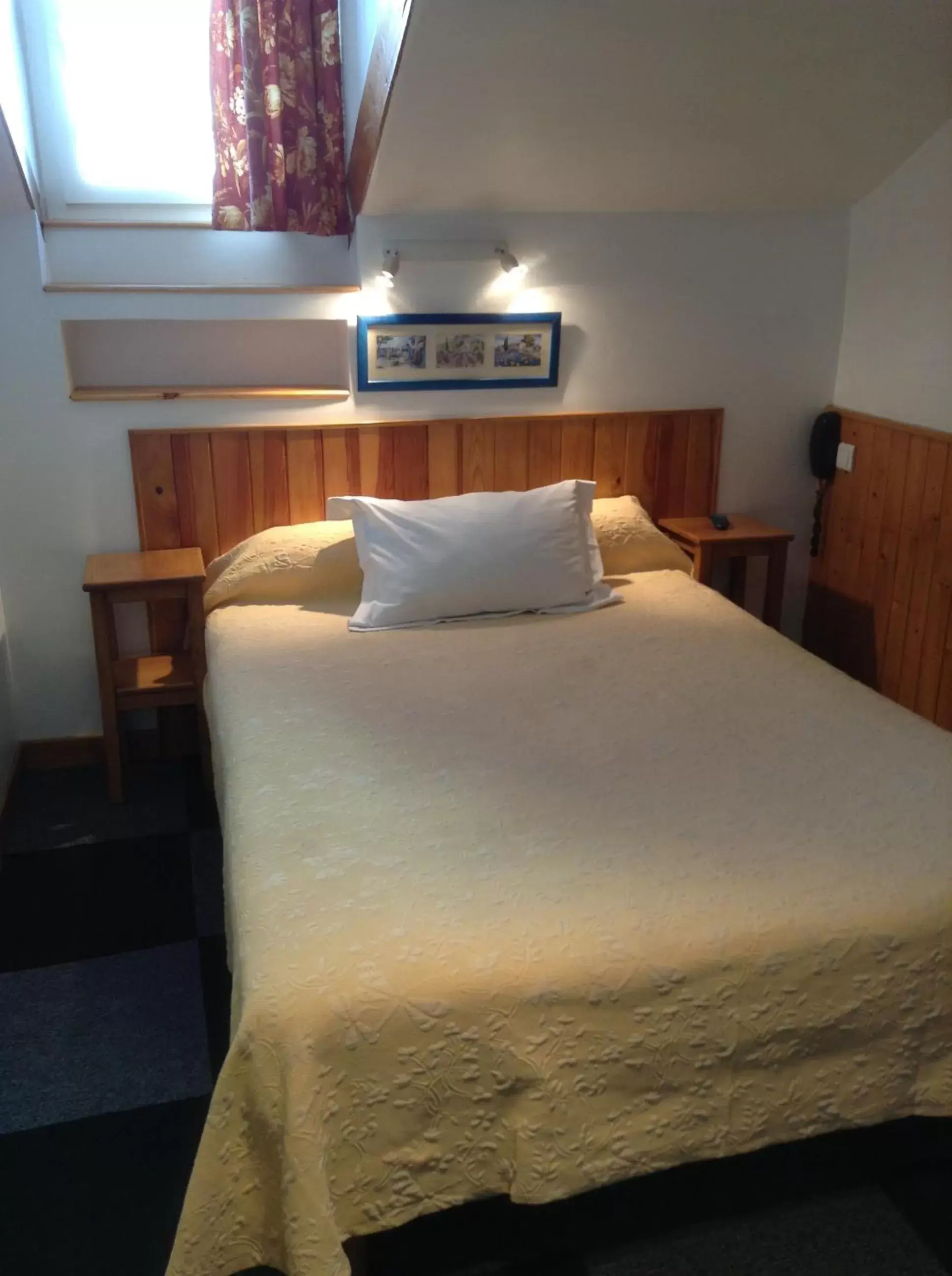 Single Room in Hôtel Le National Single Room in Hôtel Le National