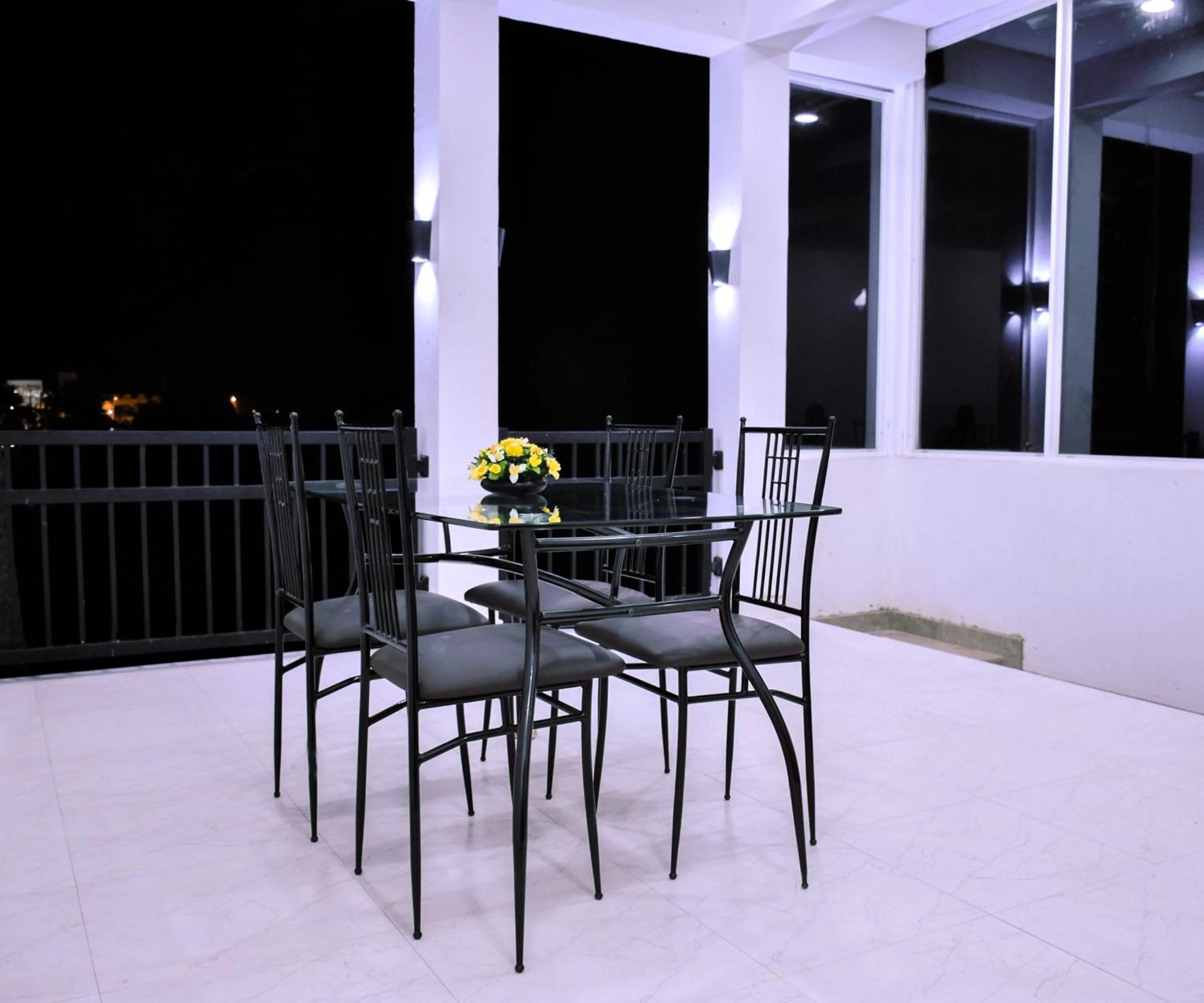 Dining area in Otha Shy Airport Transit Hotel