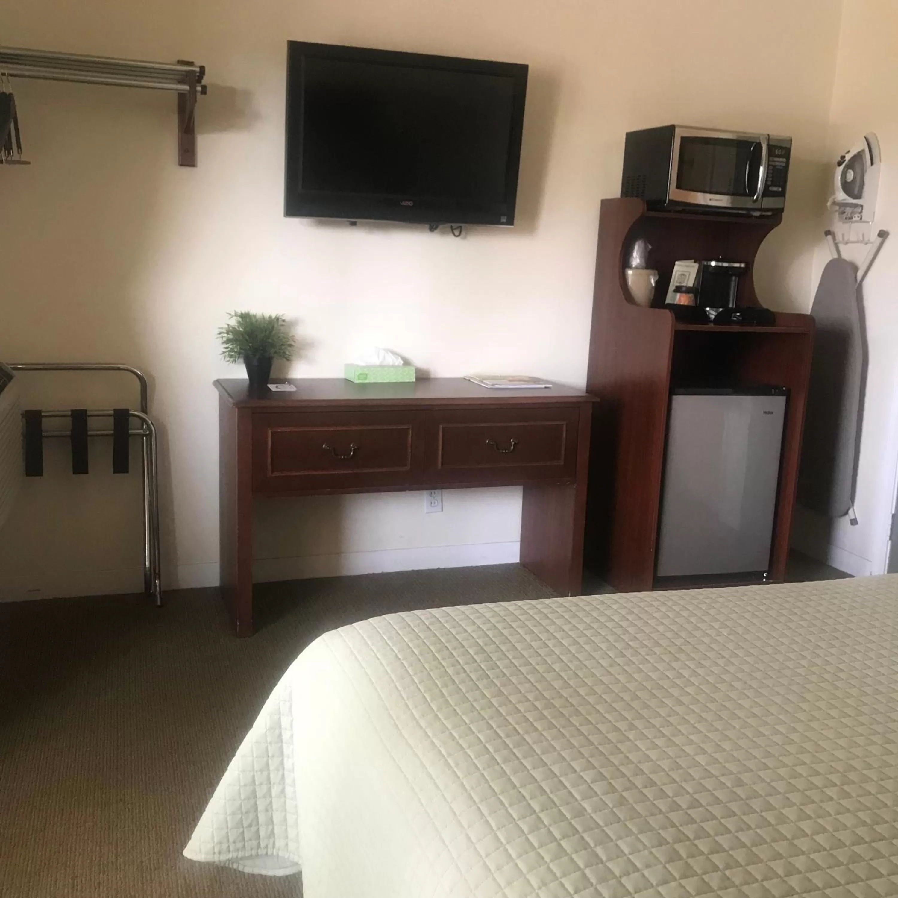 Bed in Bella Capri Inn and Suites