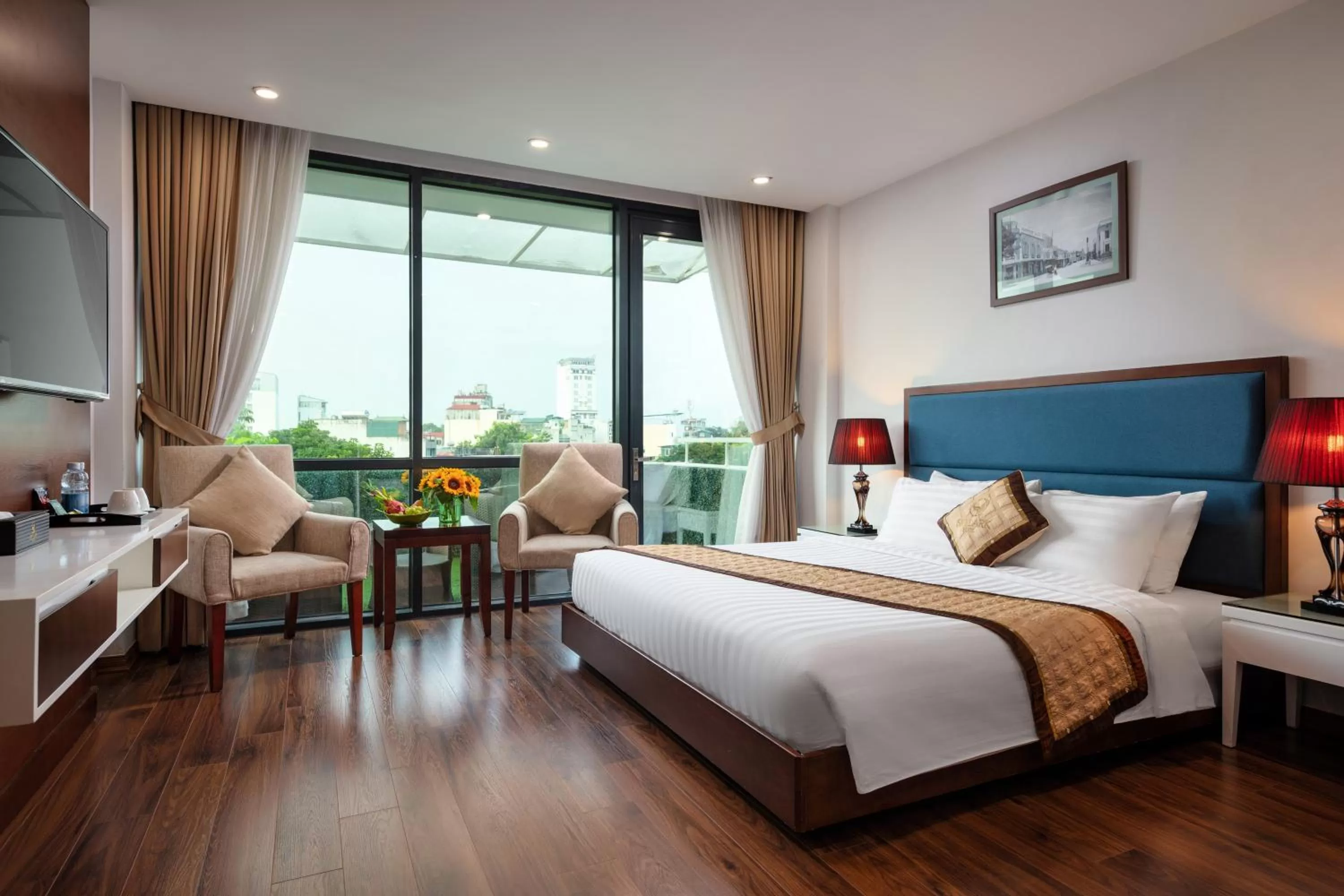 Balcony/Terrace, Bed in Skylark Hotel