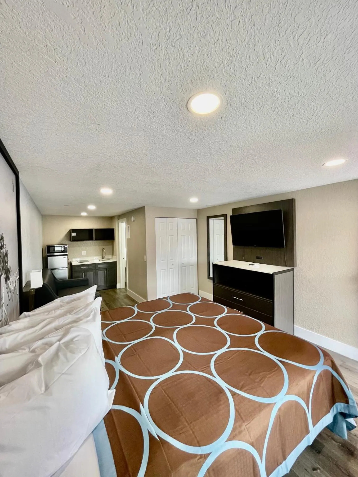 Bed in Super 8 by Wyndham Kissimmee-Orlando