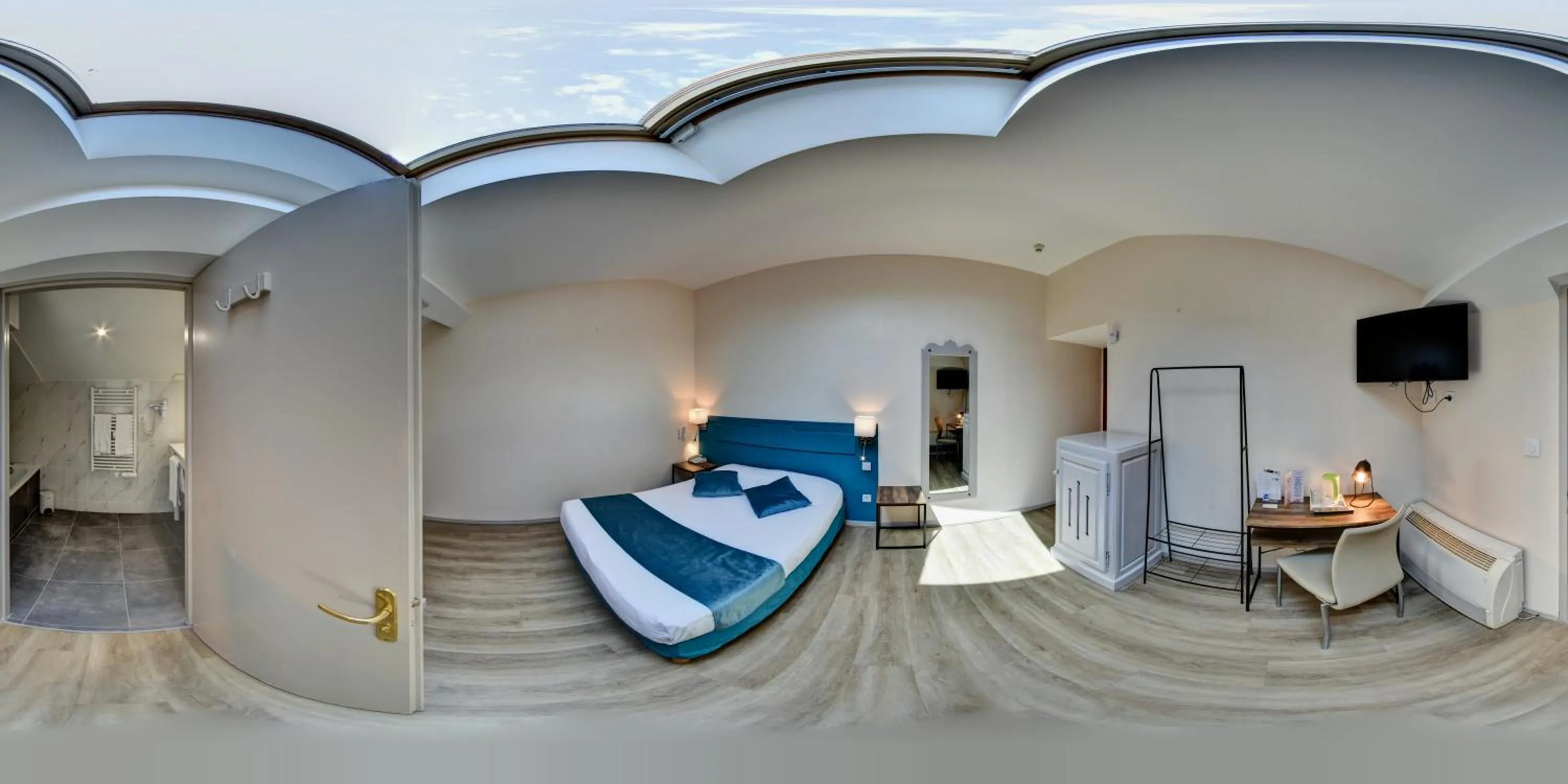 Bathroom, Bed in Hôtel du Parc