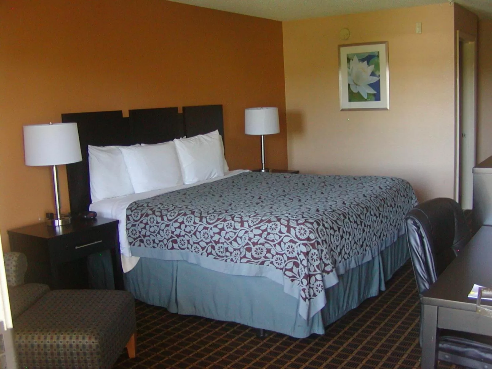 Photo of the whole room, Bed in Days Inn by Wyndham Marietta White Water