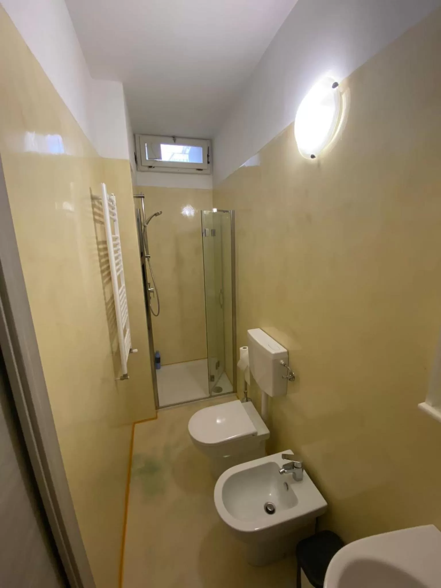 Shower in Macloud pub B&B