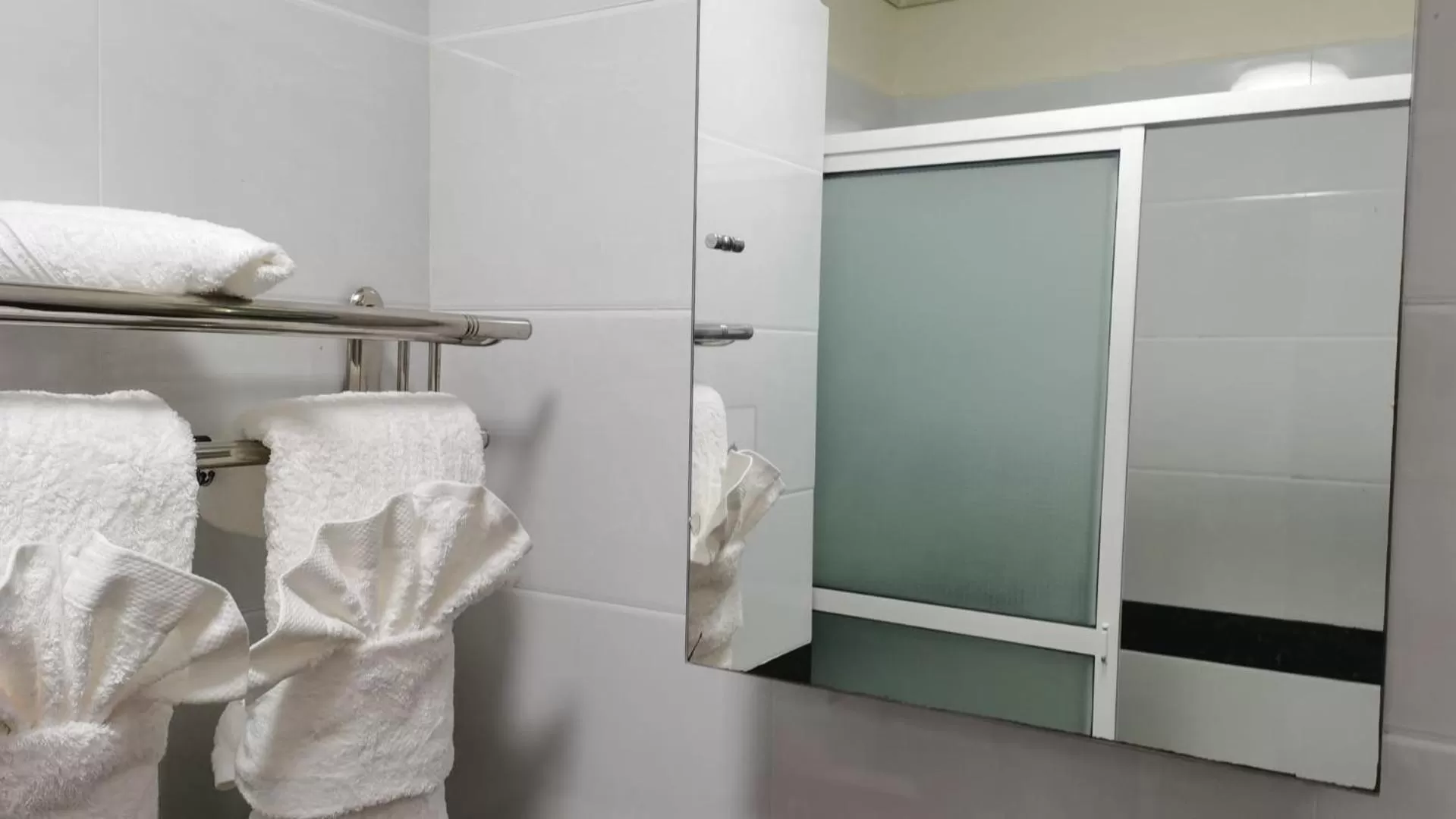 towels, Bathroom in Riverside Hotel