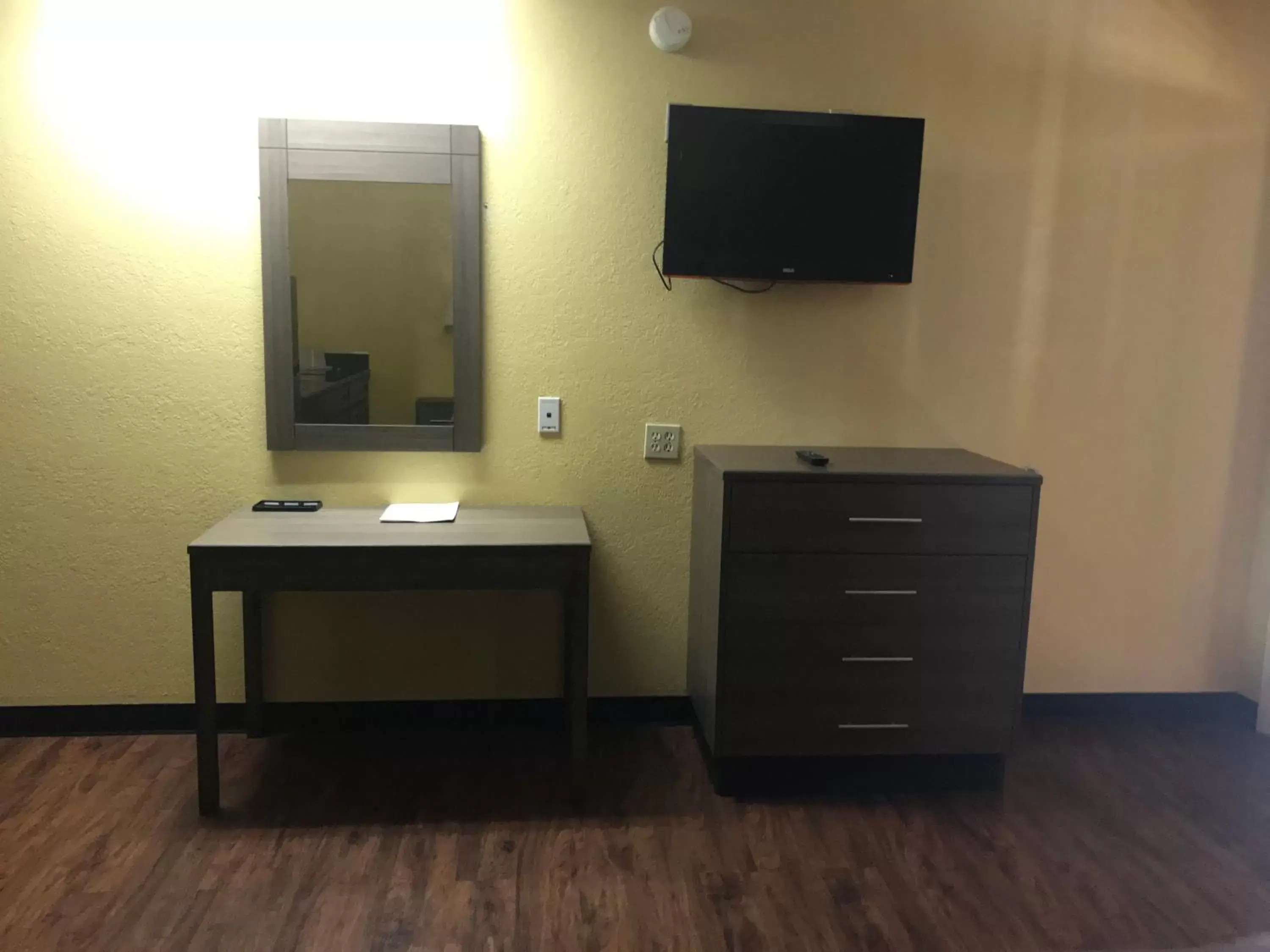 King Room - Smoking in Village Inn Cotulla King Room - Smoking in Village Inn Cotulla