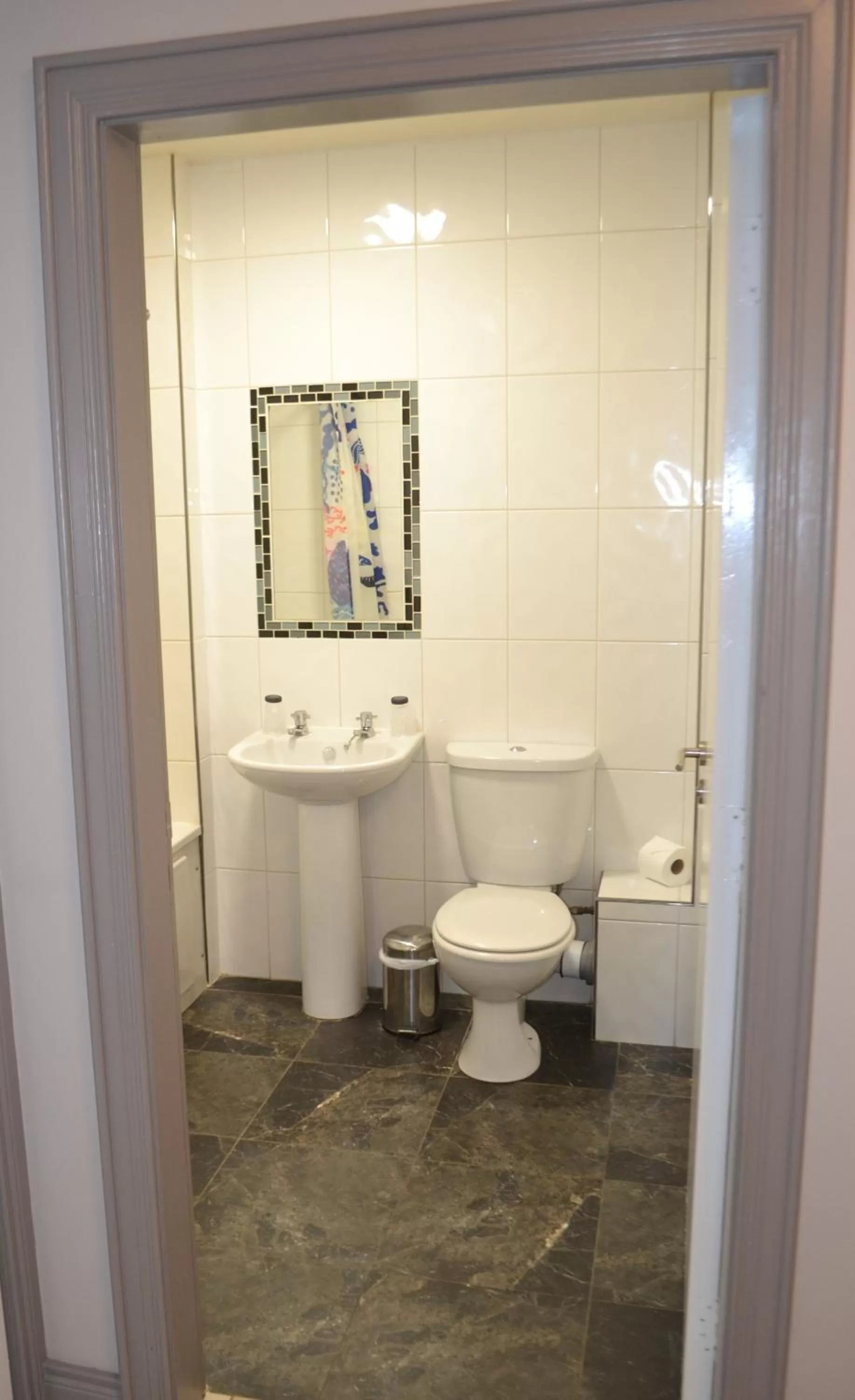 Bathroom in Walsh's Hotel and Apartments