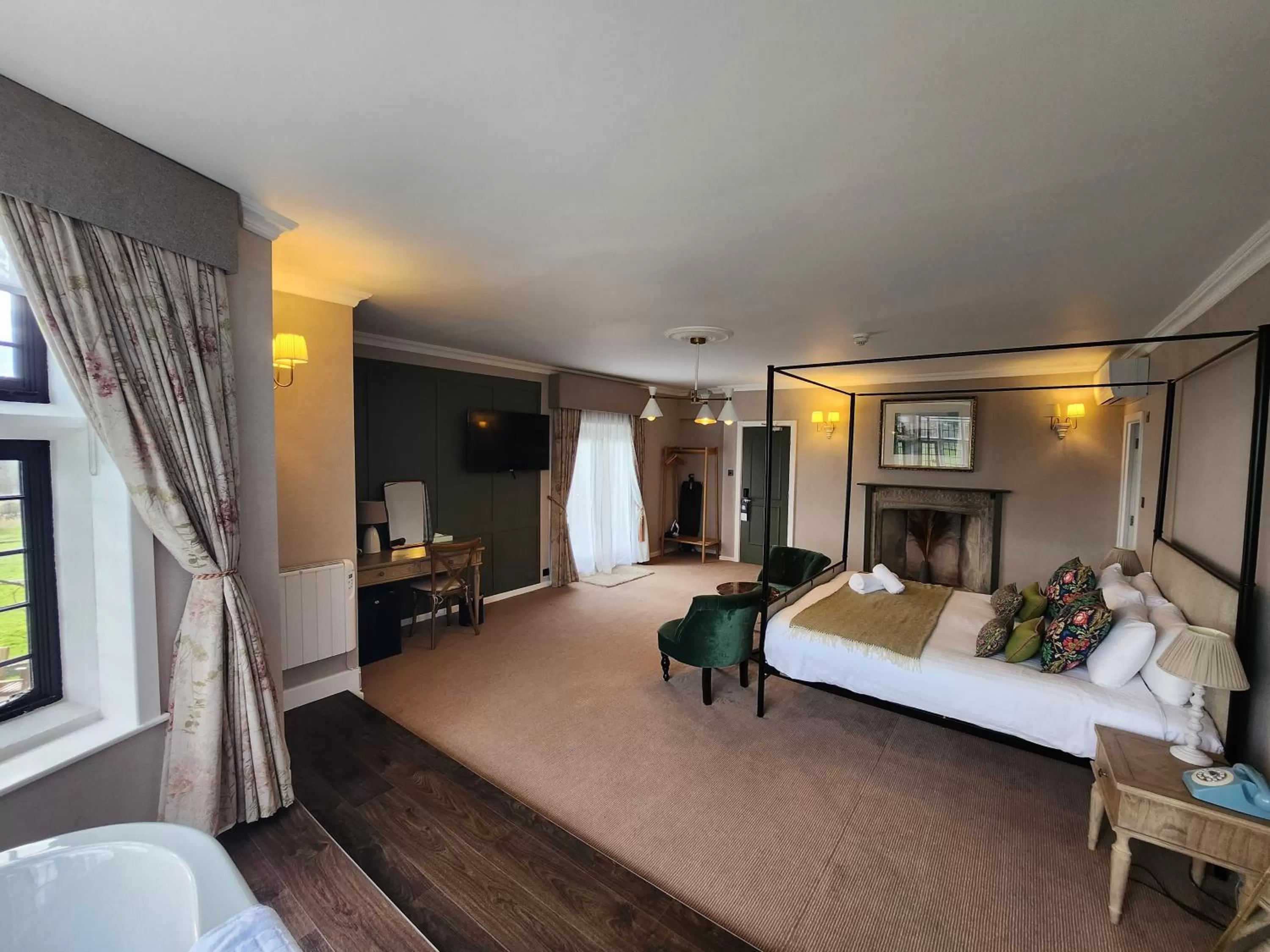 Bedroom, Bed in Stanton House Hotel