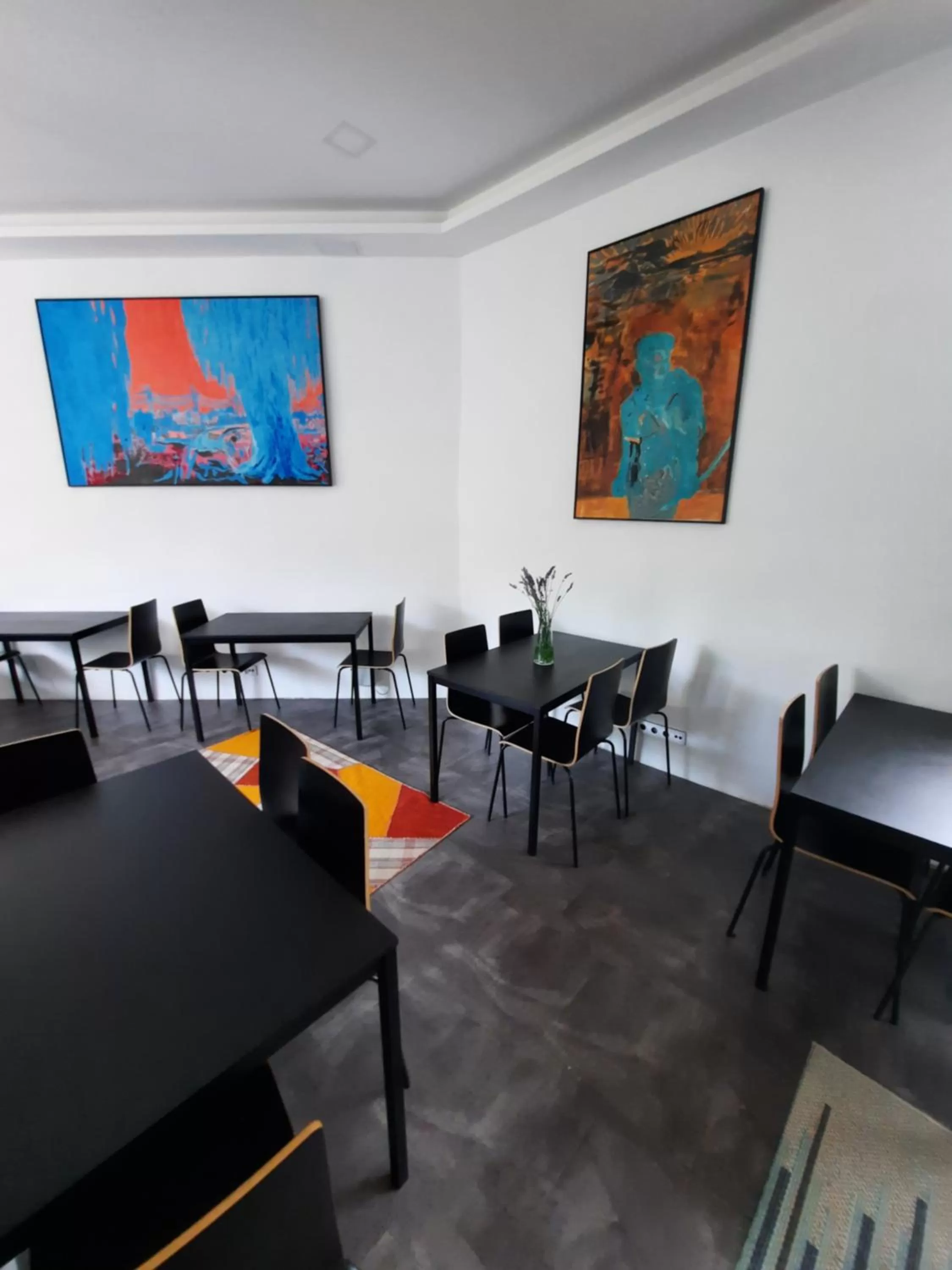 Restaurant/places to eat in Hotel Vincent