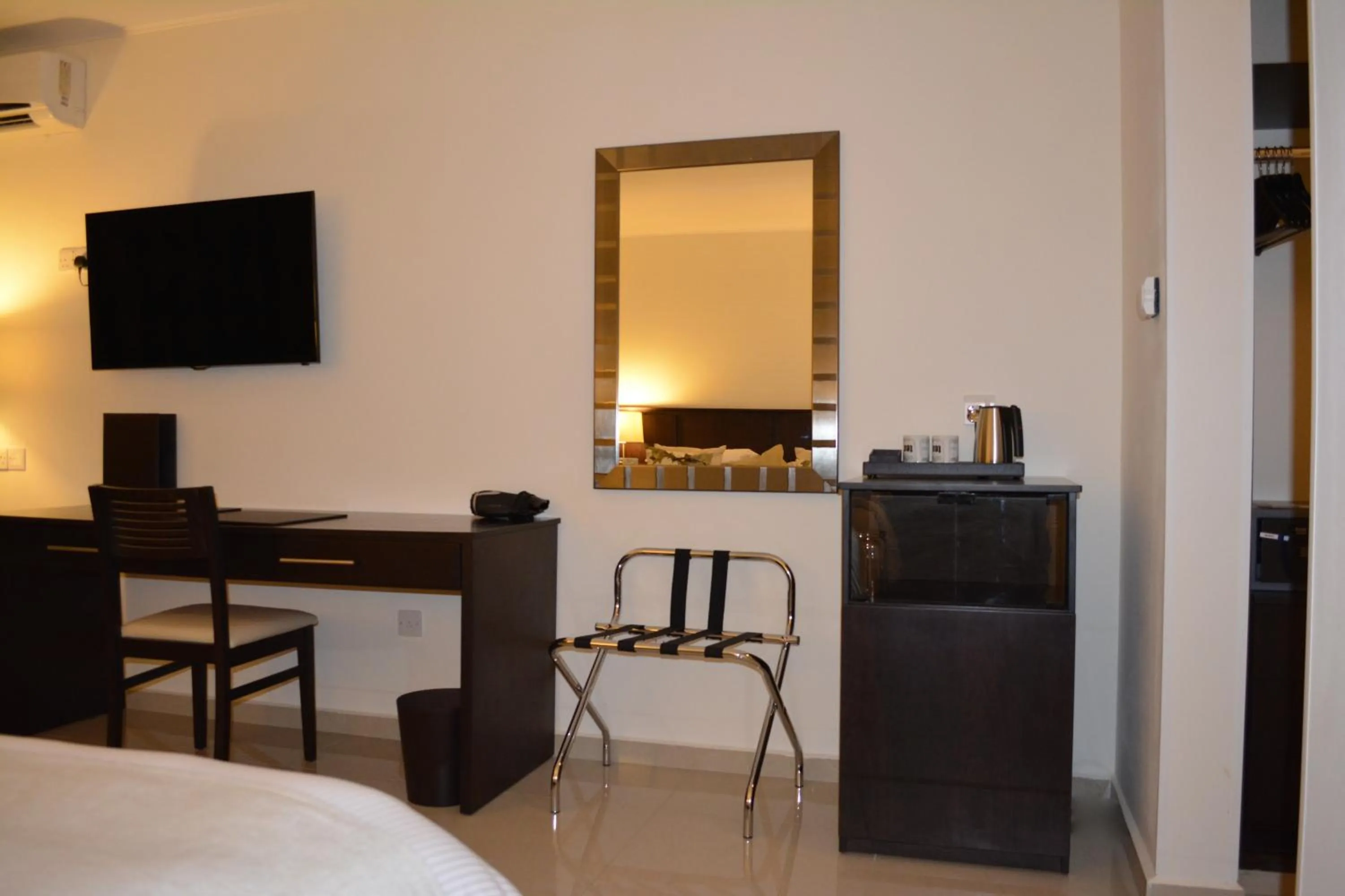 Seating area, Bed in New Brookfields Hotel