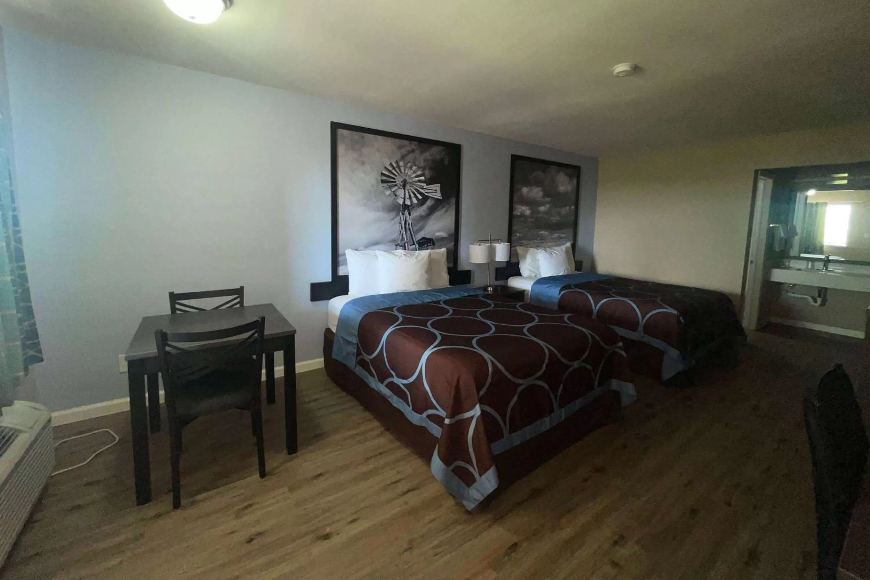 Photo of the whole room in Super 8 by Wyndham Victoria - South - Hwy 59