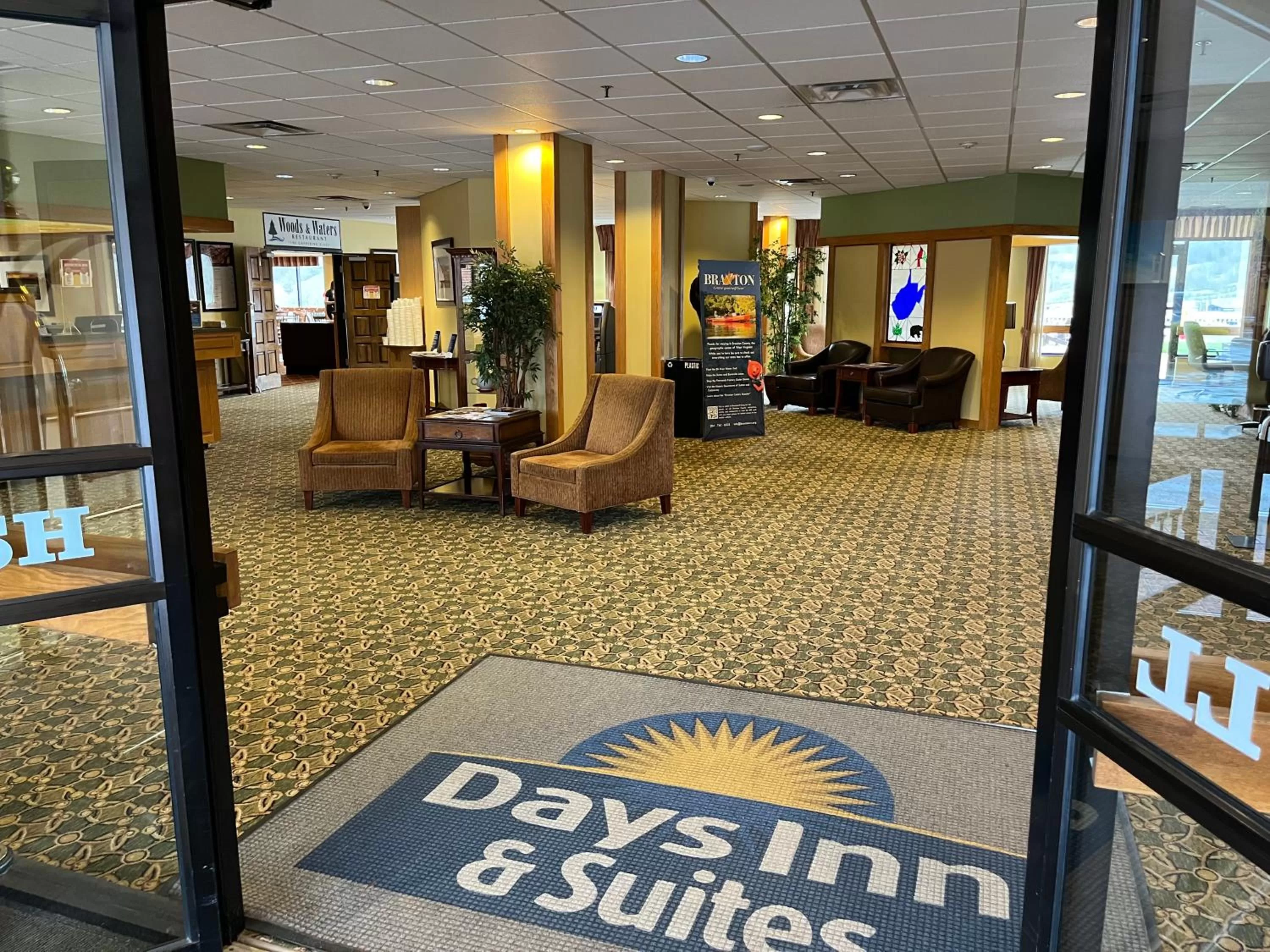 Lobby or reception in Days Inn & Suites by Wyndham Sutton Flatwoods