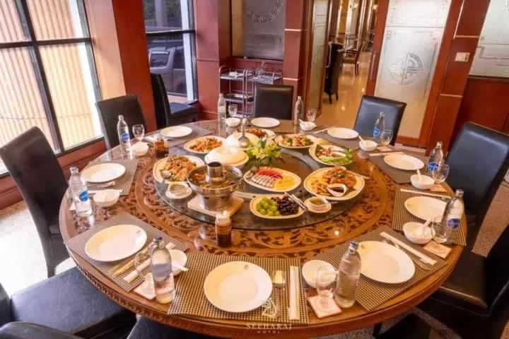 Restaurant/places to eat in Seeharaj Hotel