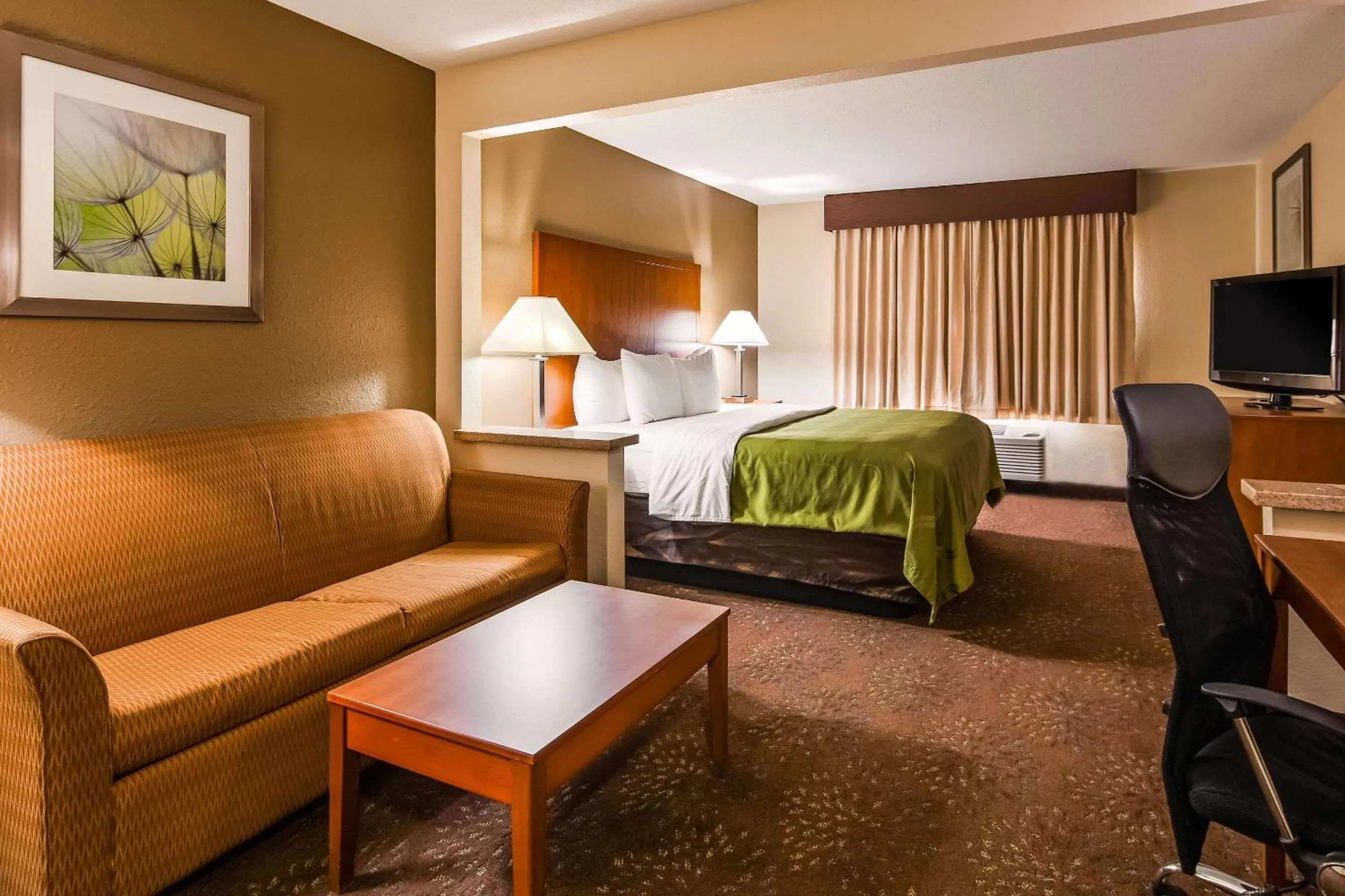 Photo of the whole room, Bed in Quality Inn Tomah