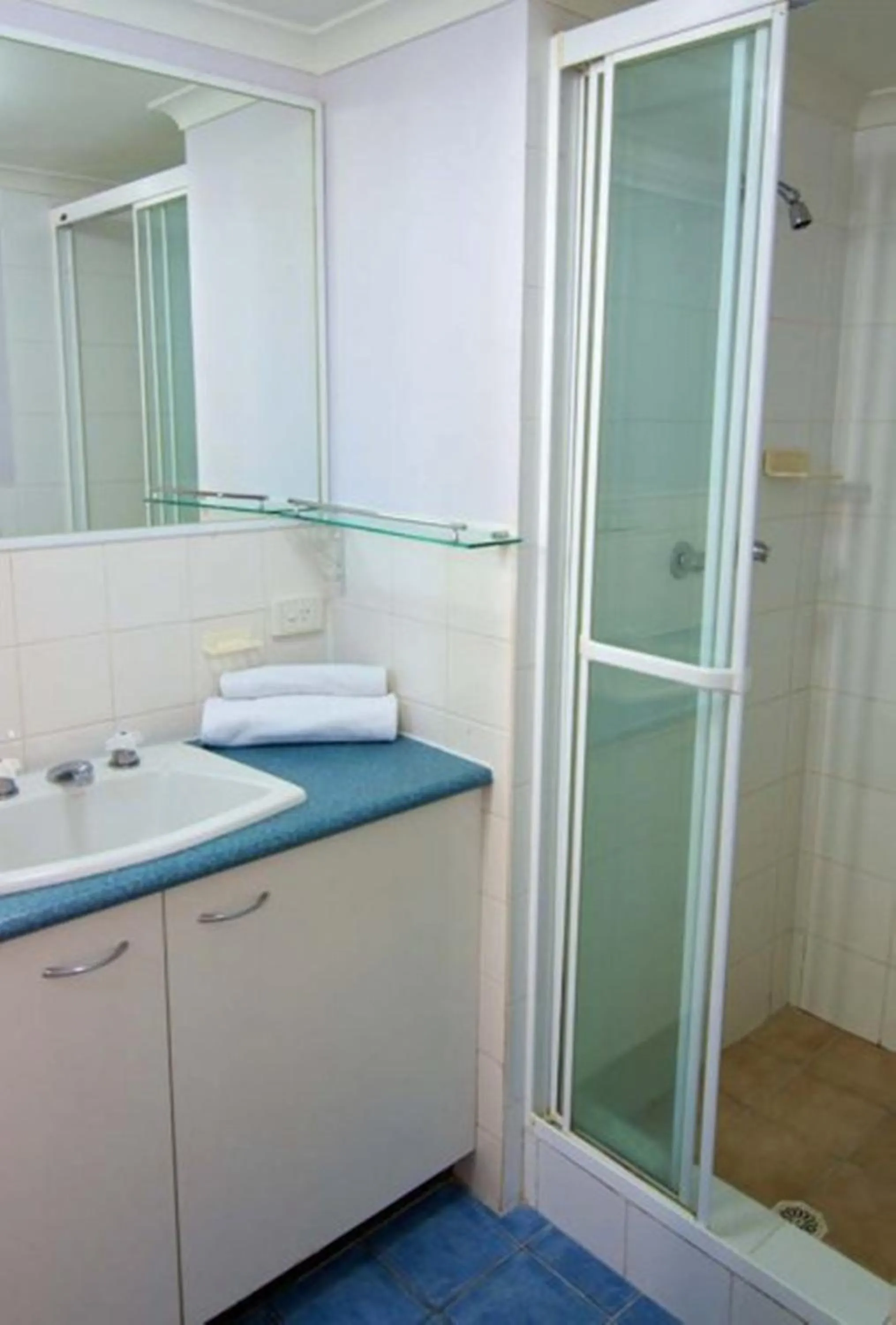 Bathroom in Enderley Gardens Resort