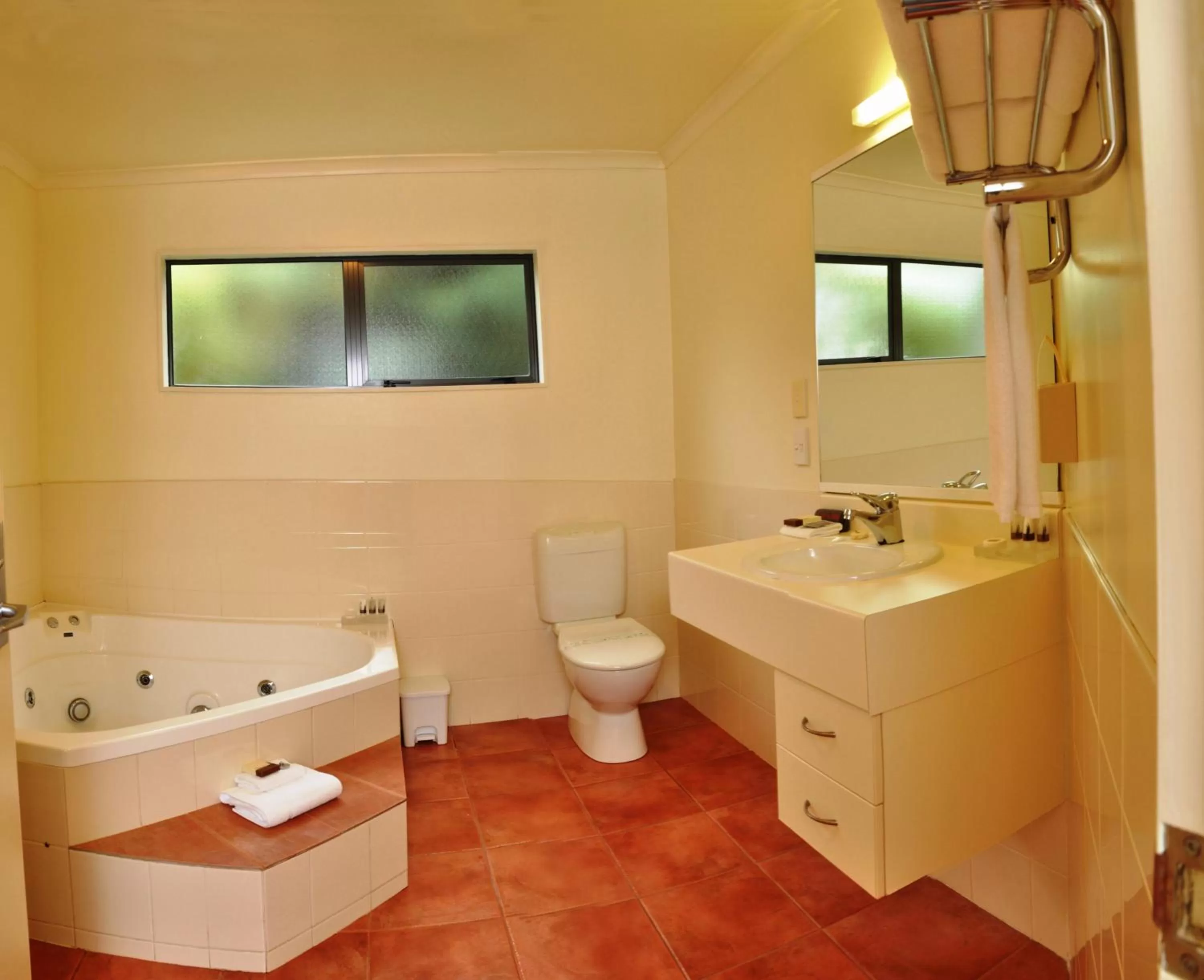 Toilet in Chancellor Motor Lodge and Conference Centre