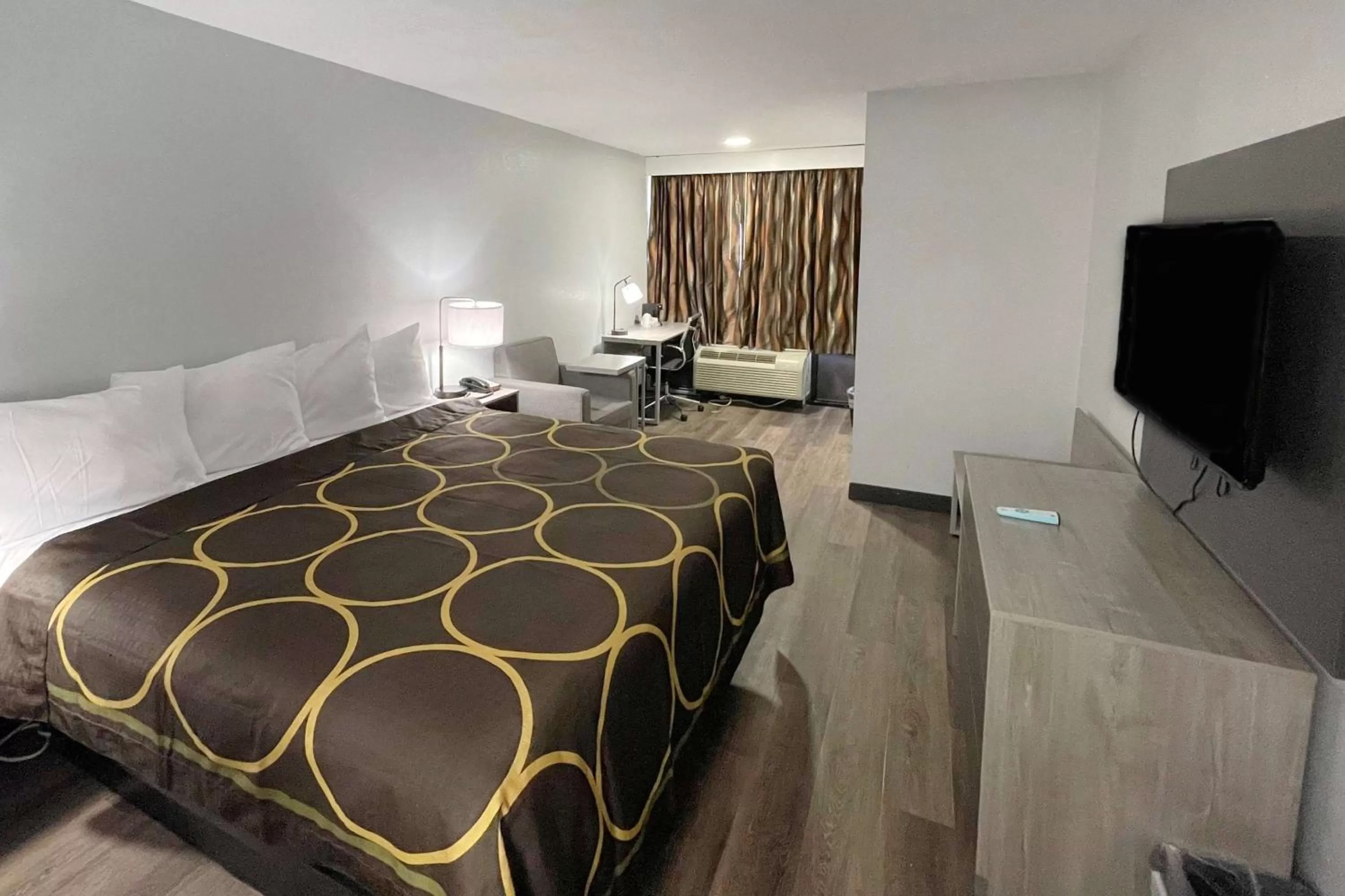 Photo of the whole room, Bed in Super 8 by Wyndham Pigeon Forge Downtown