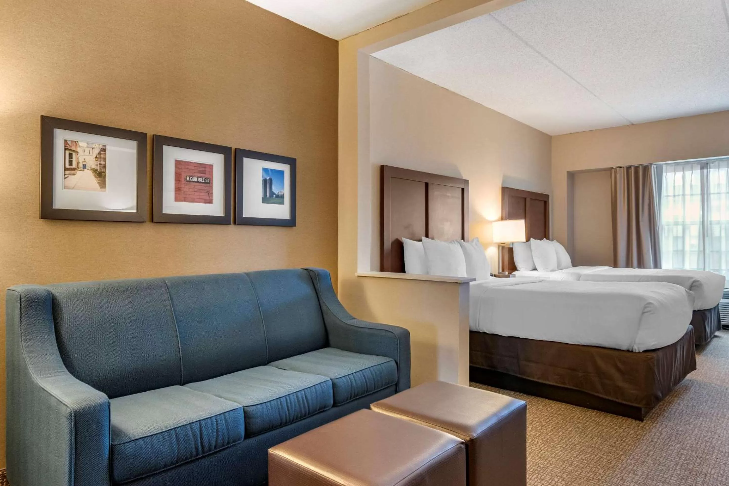 Photo of the whole room, Bed in Comfort Suites Downtown Carlisle