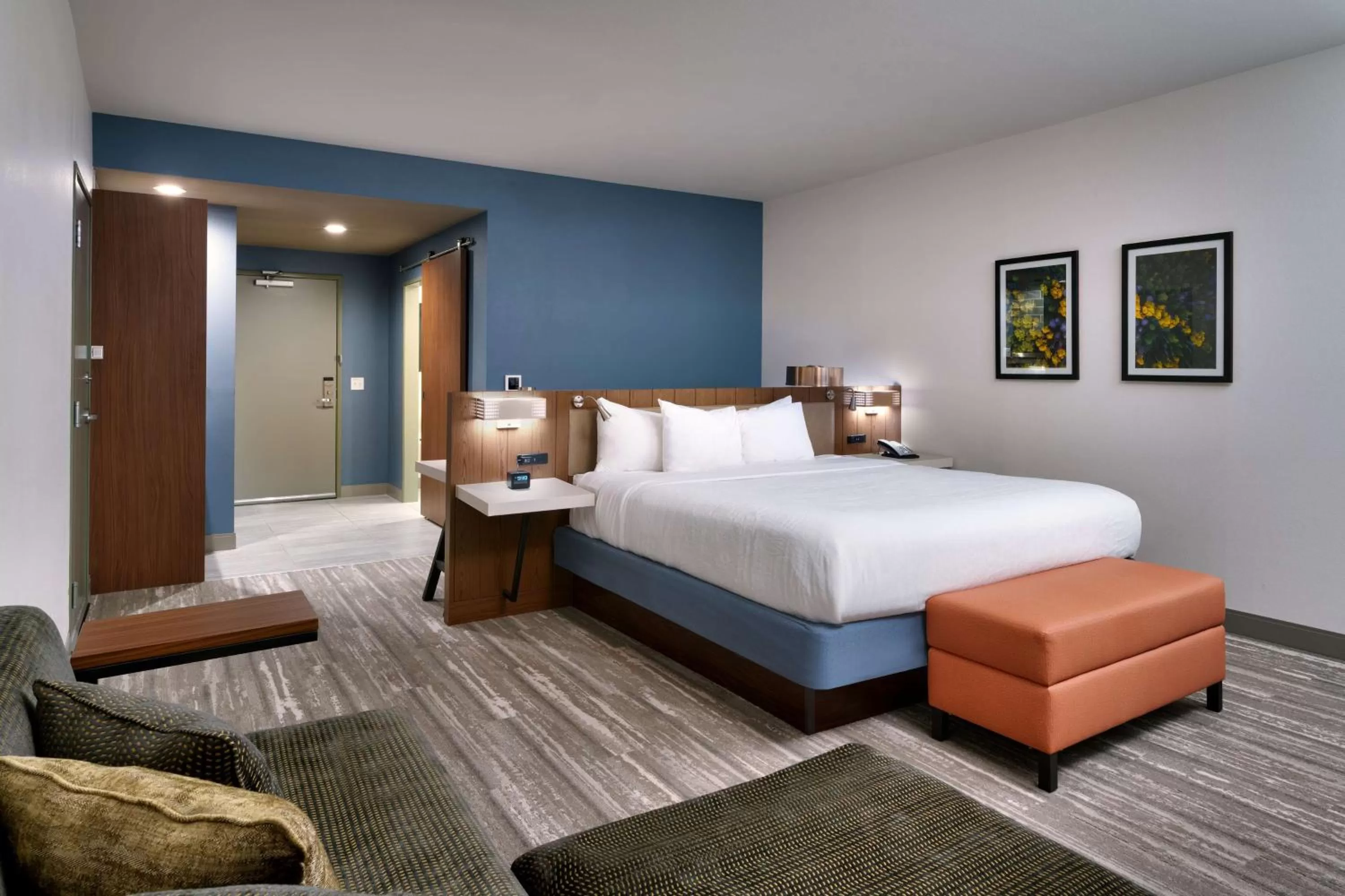 Living room, Bed in Hilton Garden Inn Prescott Downtown, Az