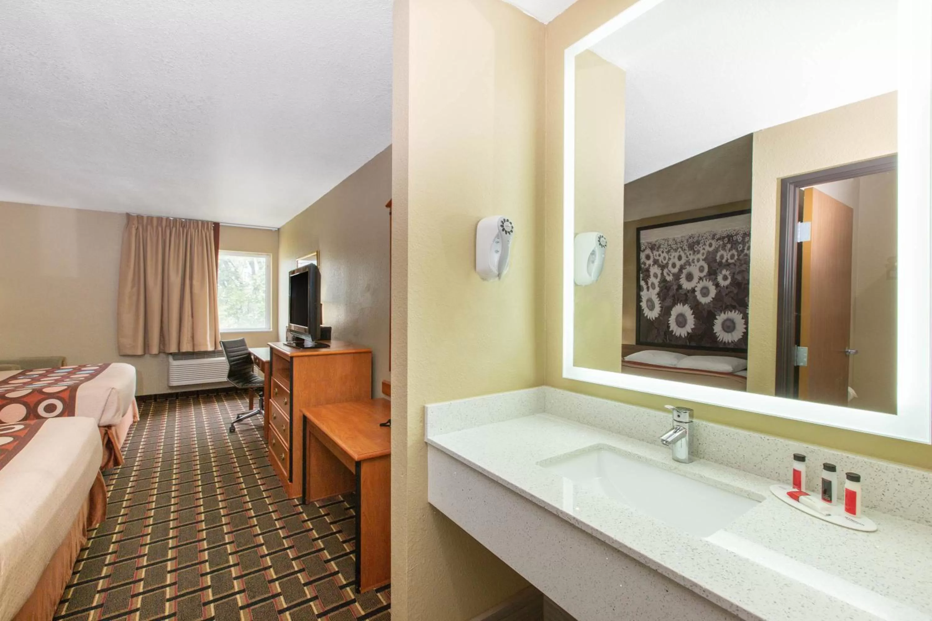 Bedroom, Bed in Super 8 by Wyndham Ottawa