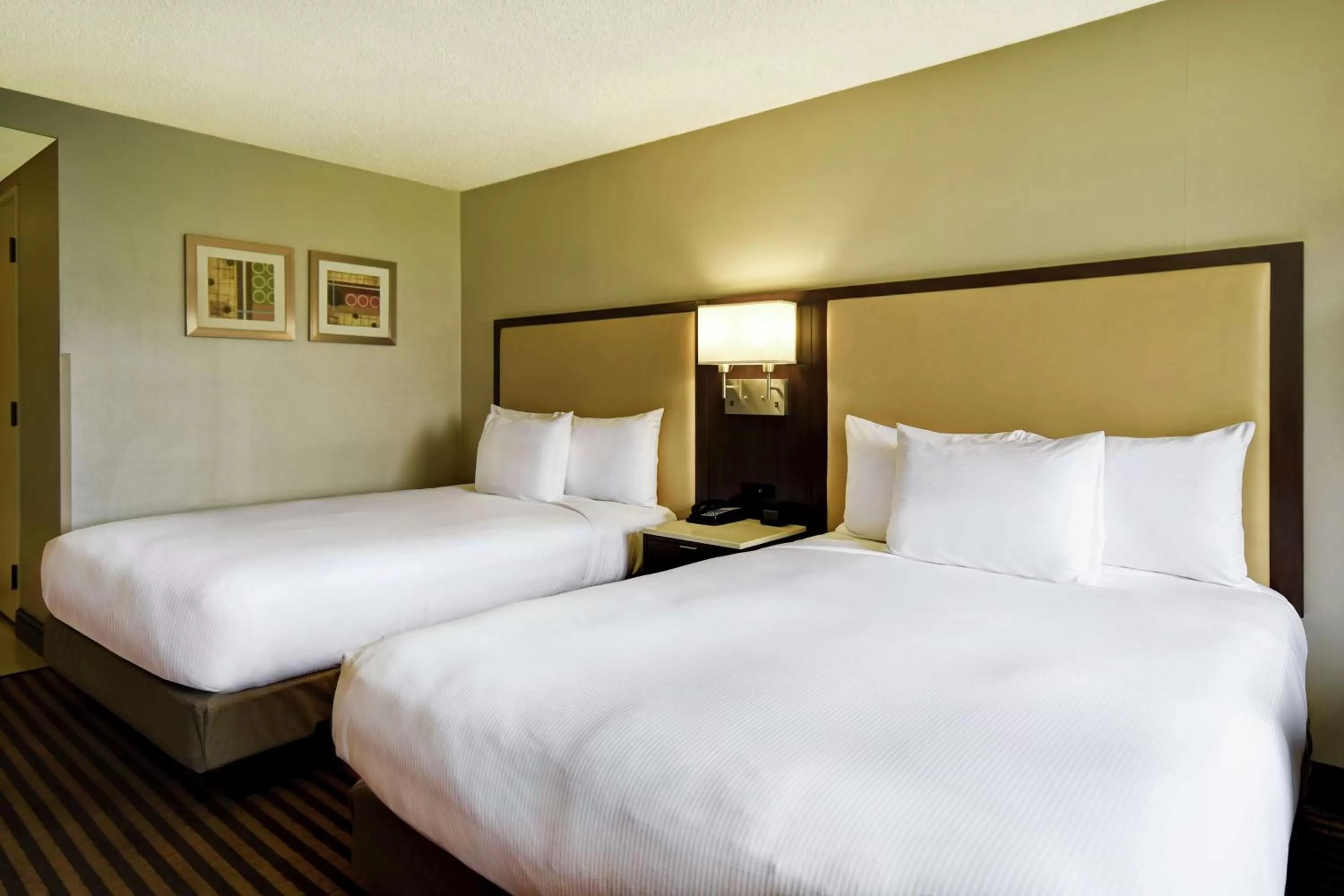 Bed in DoubleTree by Hilton Pleasanton at The Club