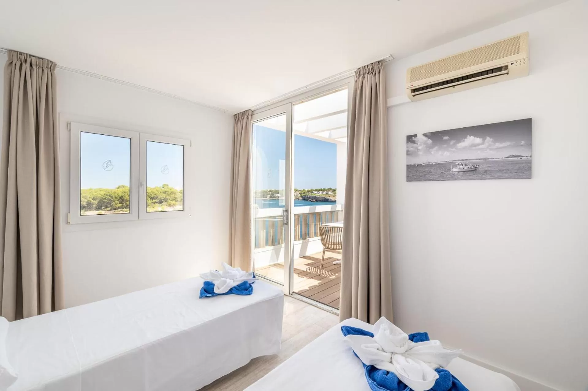 Bed in Orange Colom - Seaside Apartments