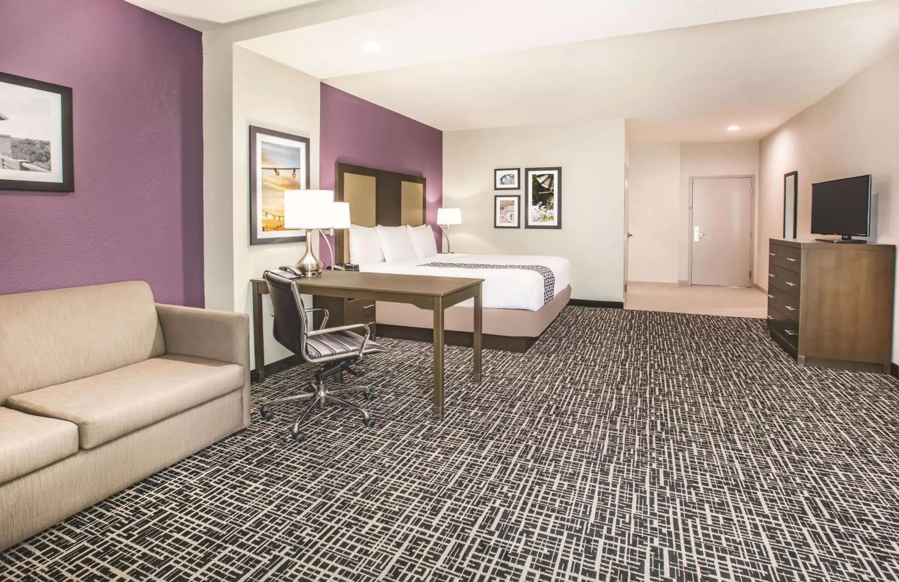 Deluxe King Room with Roll-In Shower - Mobility/Hearing Accessible - Non-Smoking in La Quinta by Wyndham Dallas Plano - The Colony Deluxe King Room with Roll-In Shower - Mobility/Hearing Accessible - Non-Smoking in La Quinta by Wyndham Dallas Plano - The Colony