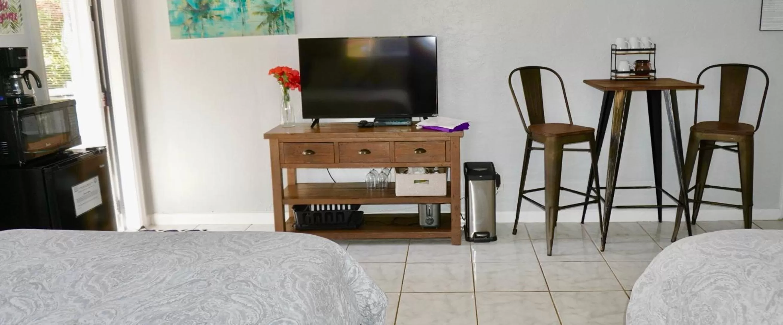 Photo of the whole room, Bed in 4145 By The Sea Inn & Suites