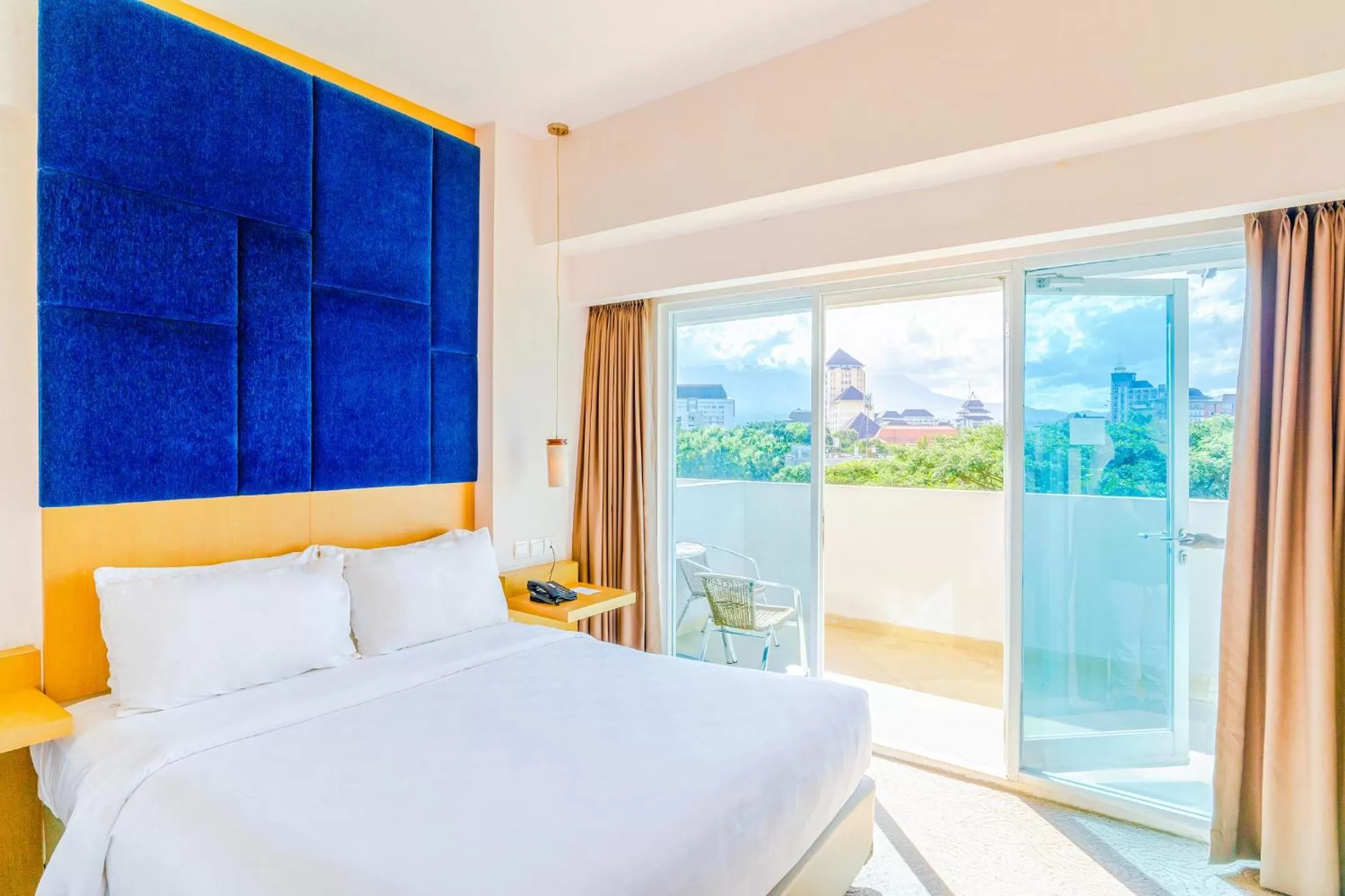 Balcony/Terrace, Bed in Swiss-Belinn Malang