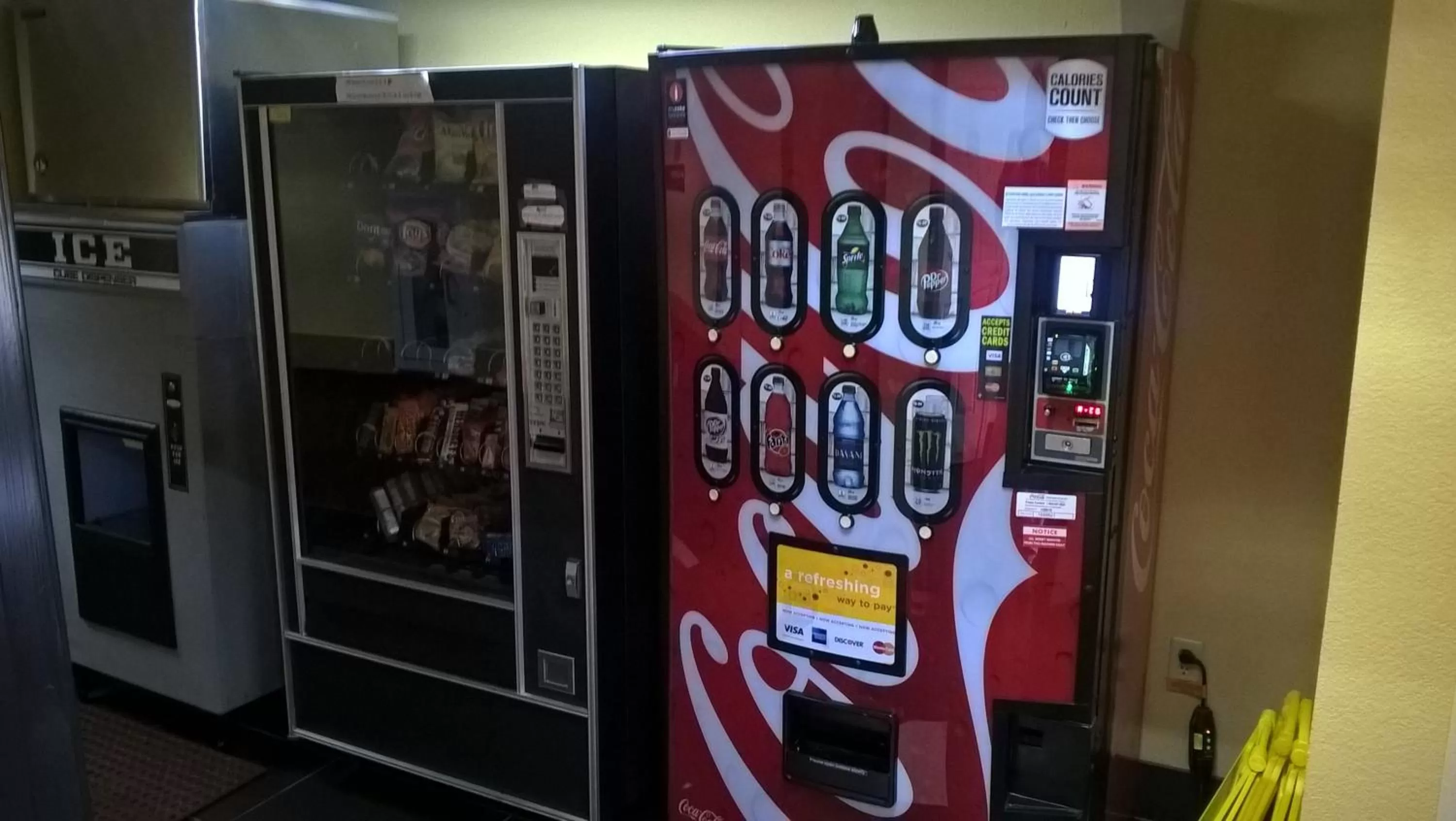 Food and drinks in Days Inn & Suites by Wyndham Hutchinson