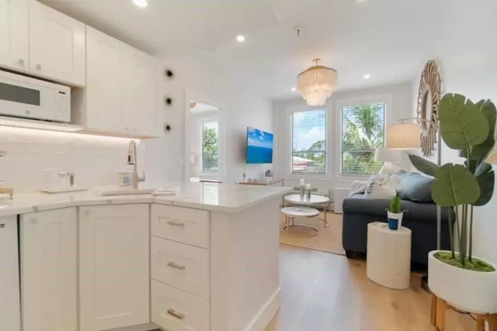 Kitchen or kitchenette in Tropicals of Palm Beach