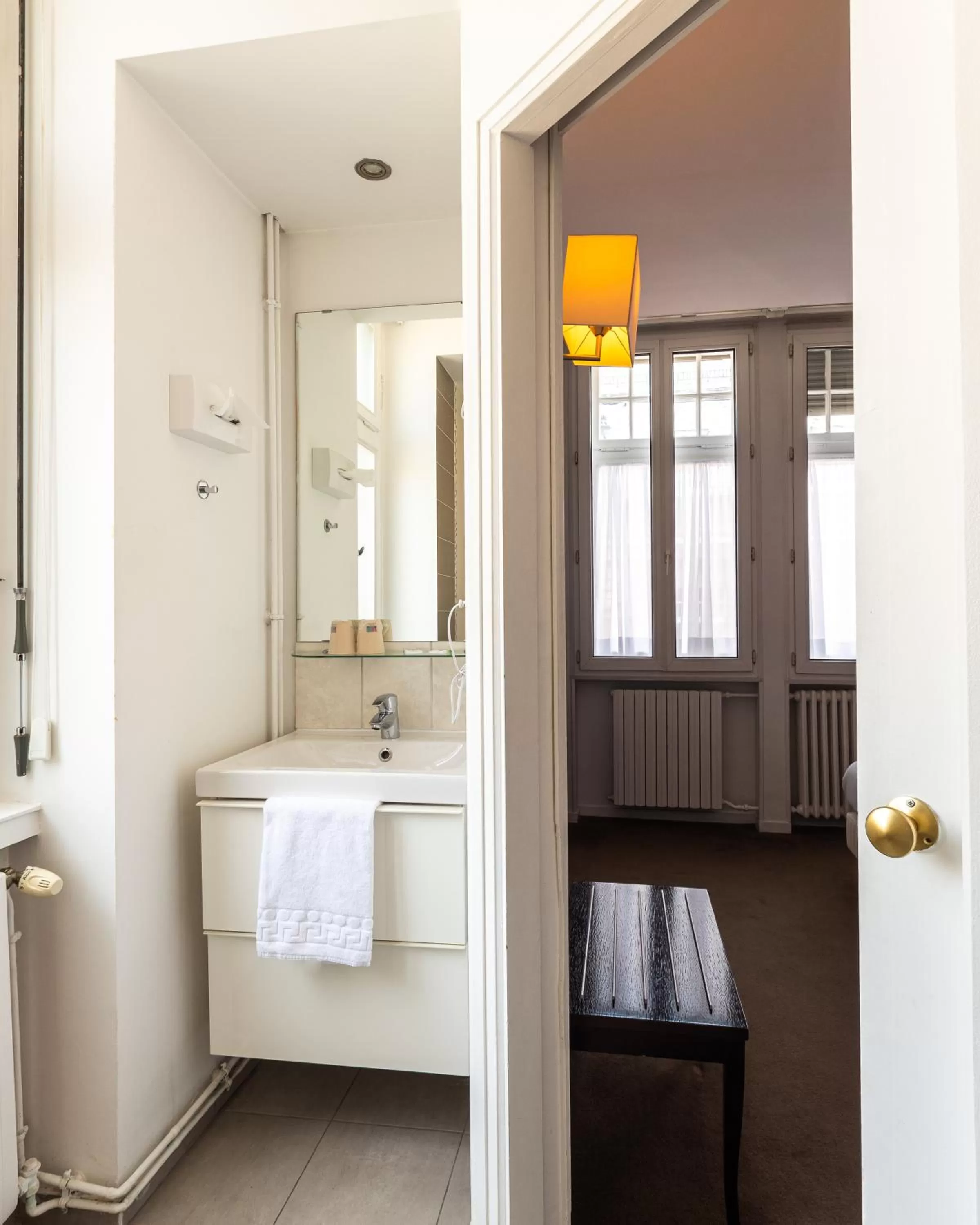 Bathroom in Hôtel Le Mondon Metz