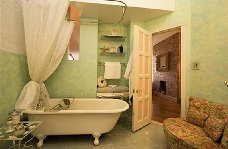 Shower in Harlem Grand